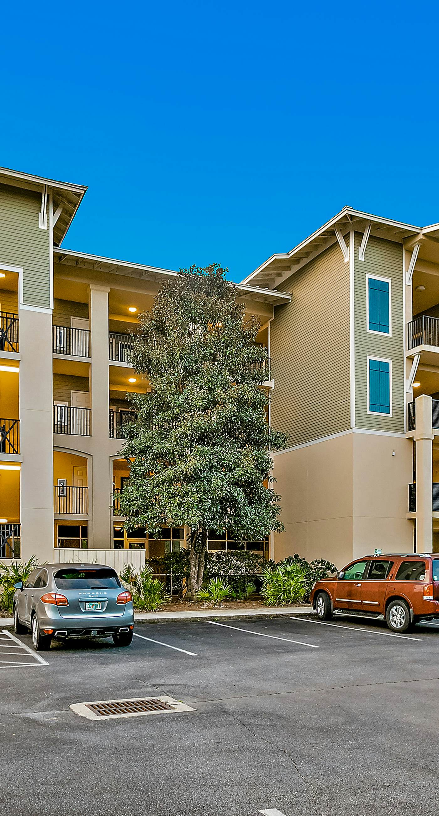 Stylish Getaway near Beach with Private Balcony, Full Kitchen, and Pool