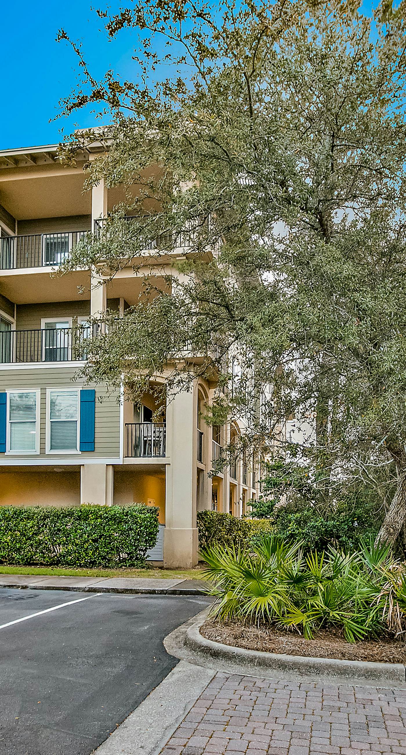 Stylish Getaway near Beach with Private Balcony, Full Kitchen, and Pool