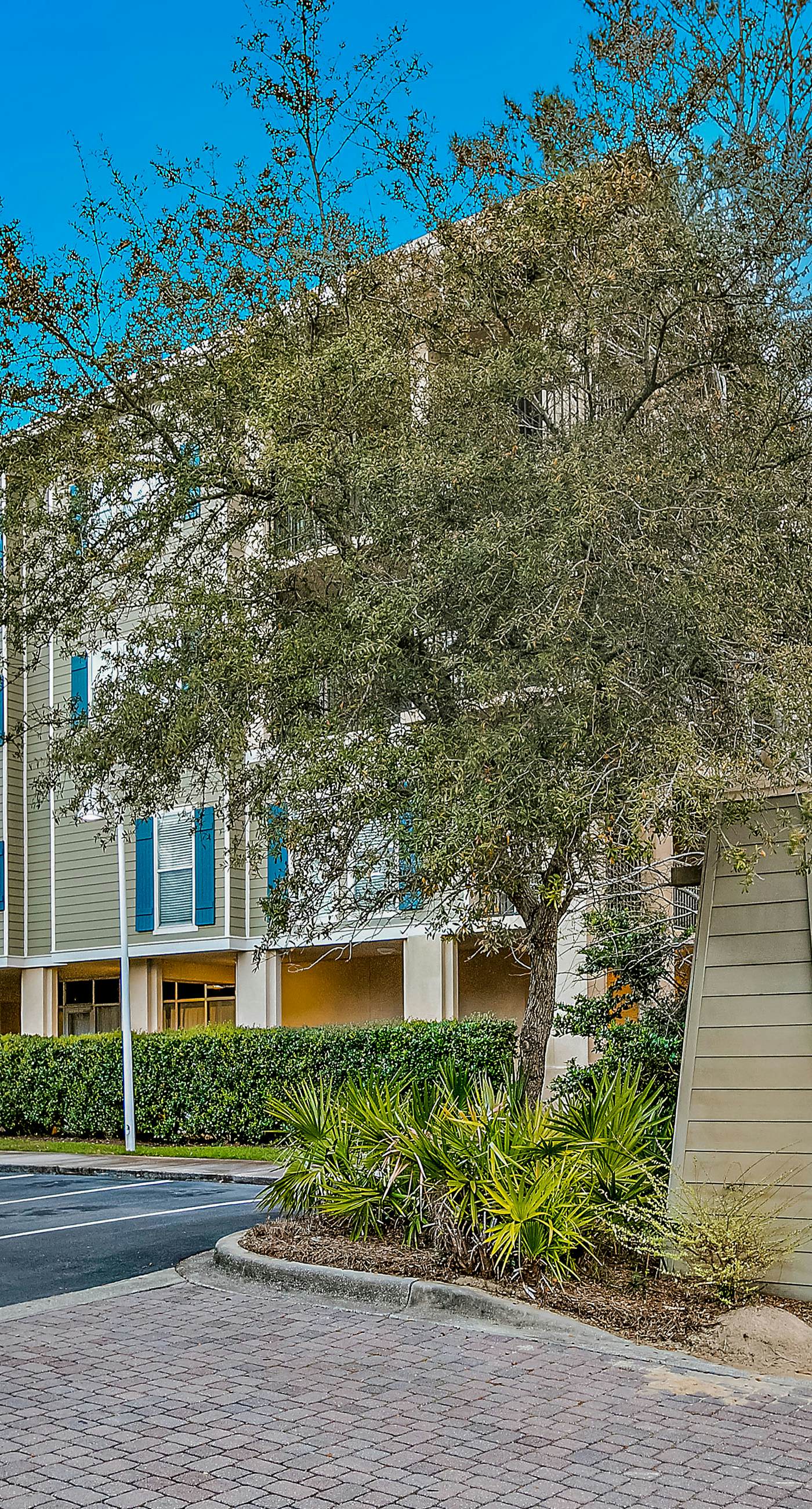 Stylish Getaway near Beach with Private Balcony, Full Kitchen, and Pool