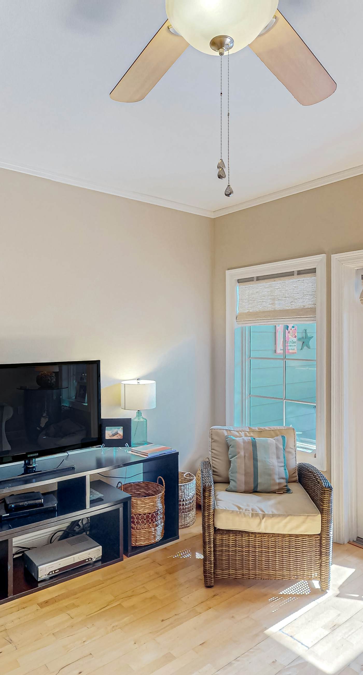 2nd-floor condo near beach with outdoor pool, tennis, balcony, washer&dryer, AC