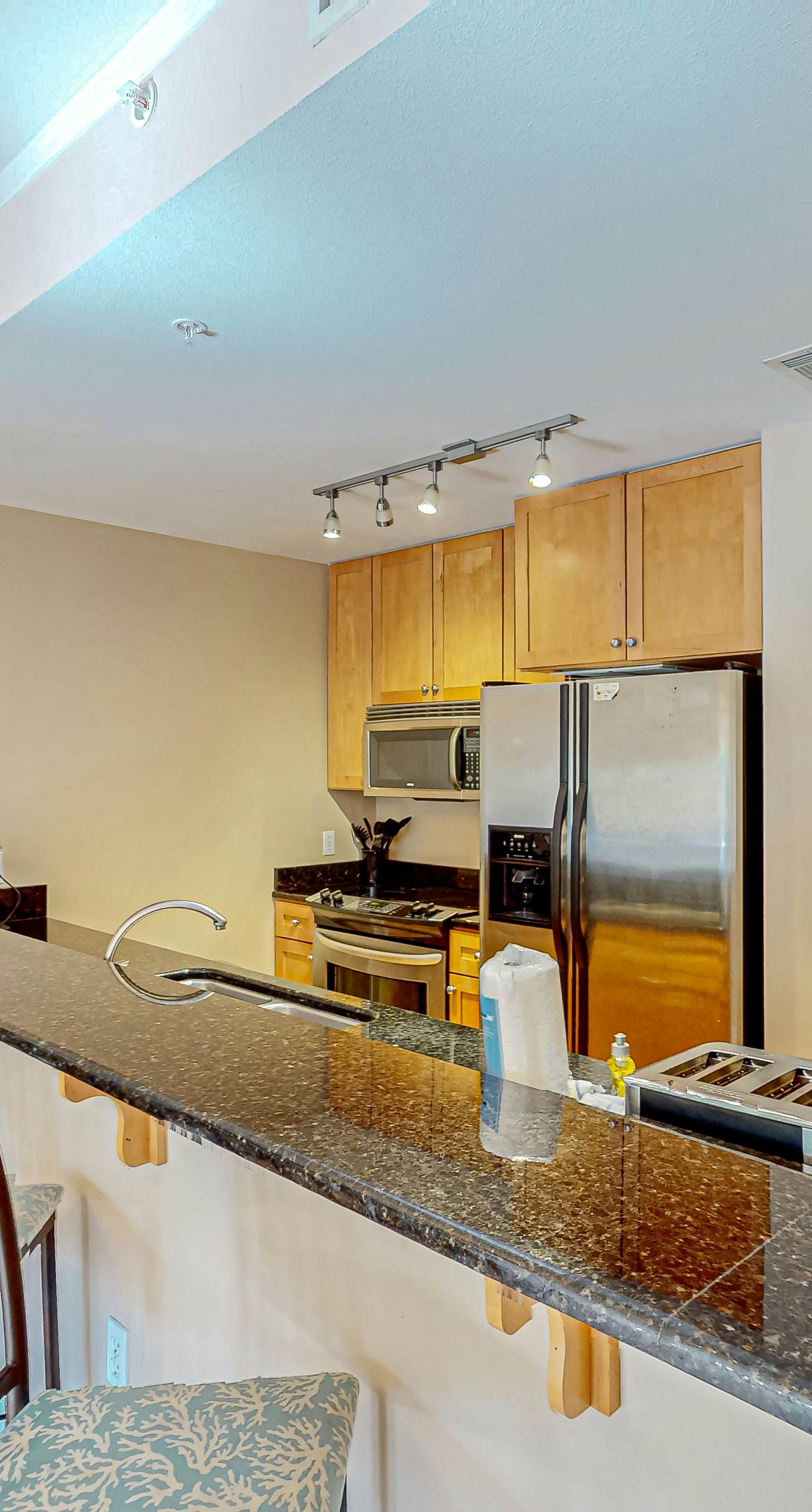 2nd-floor condo near beach with outdoor pool, tennis, balcony, washer&dryer, AC