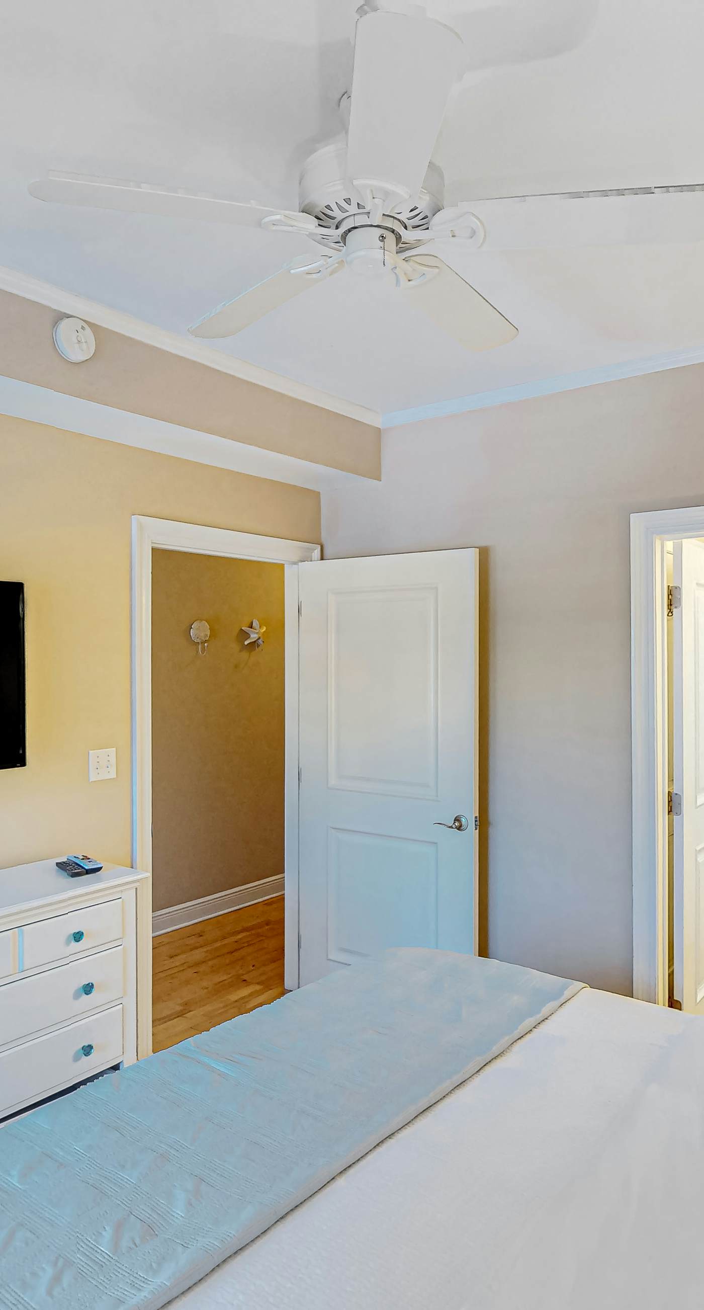 2nd-floor condo near beach with outdoor pool, tennis, balcony, washer&dryer, AC