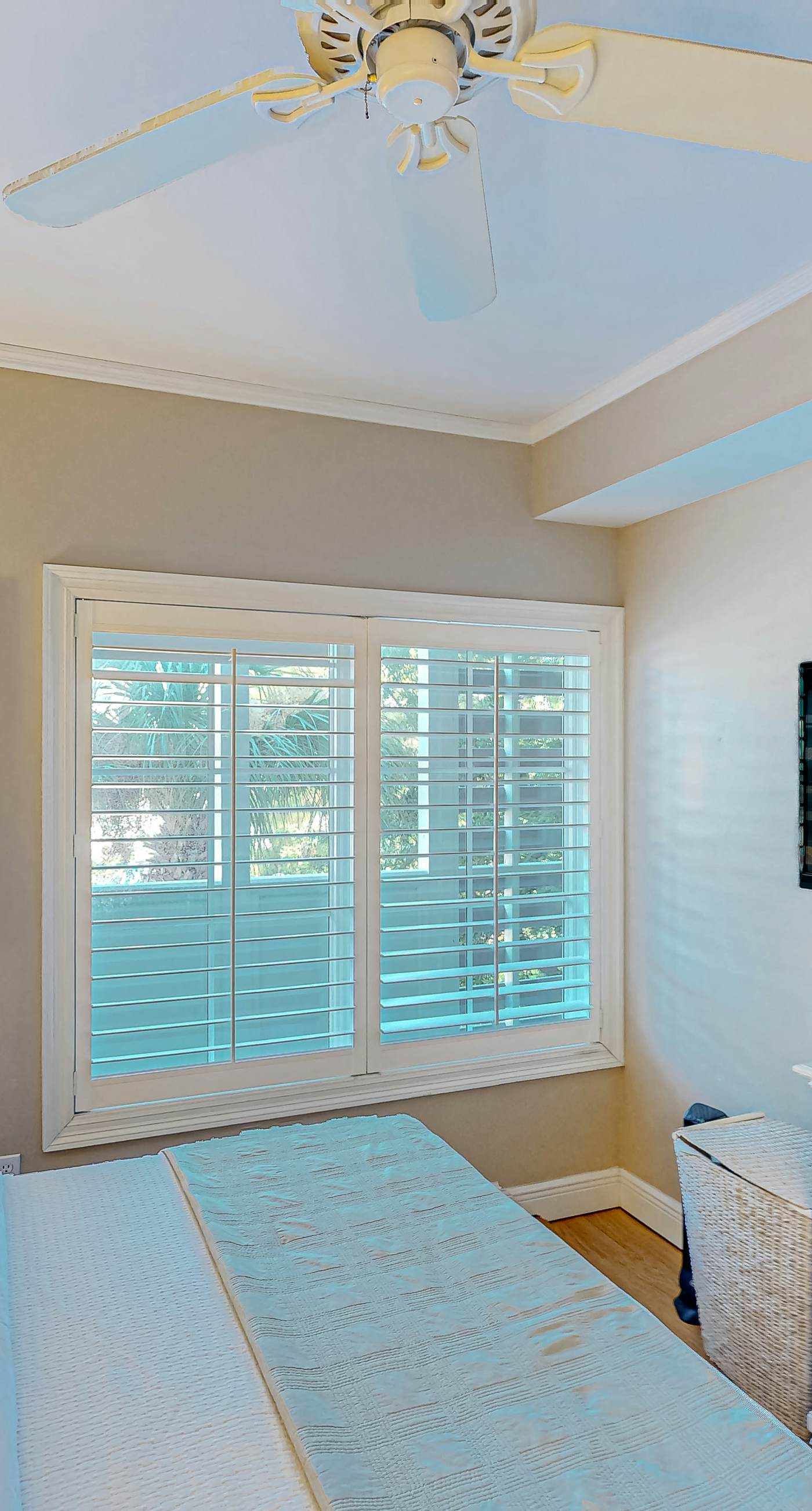 2nd-floor condo near beach with outdoor pool, tennis, balcony, washer&dryer, AC