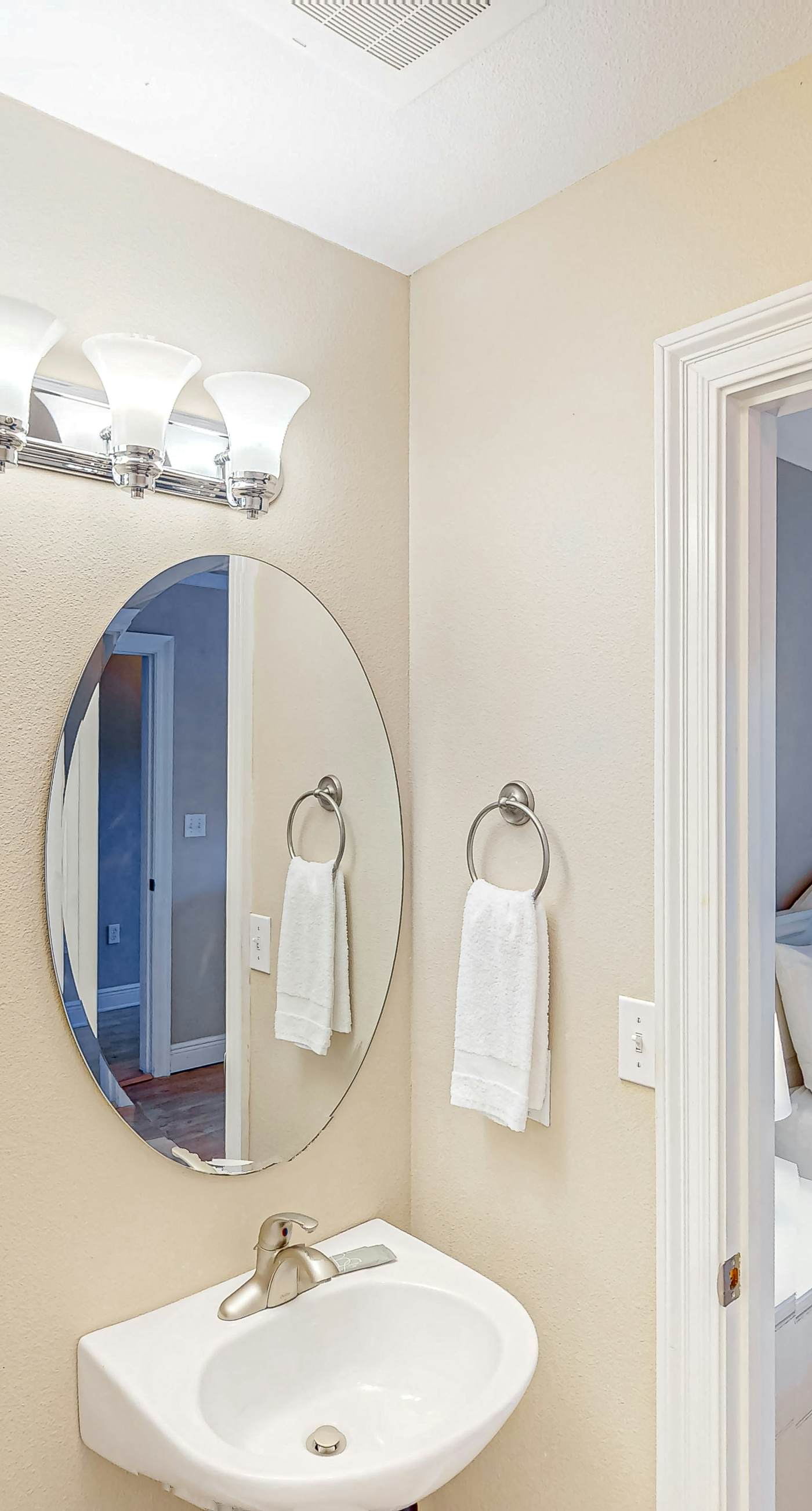 2nd-floor condo near beach with outdoor pool, tennis, balcony, washer&dryer, AC