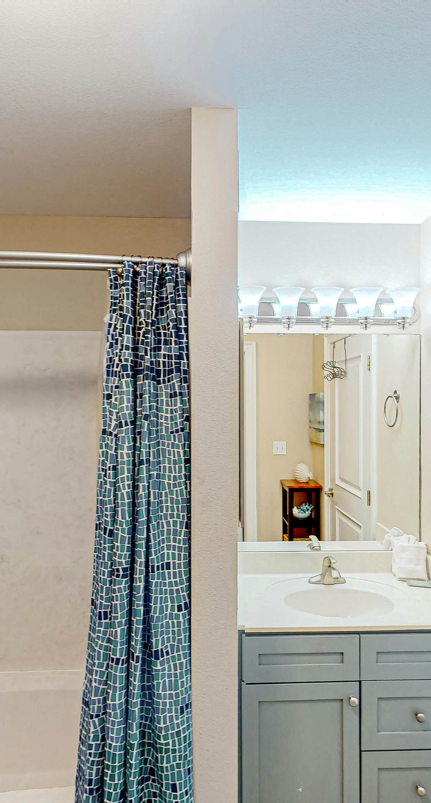 2nd-floor condo near beach with outdoor pool, tennis, balcony, washer&dryer, AC