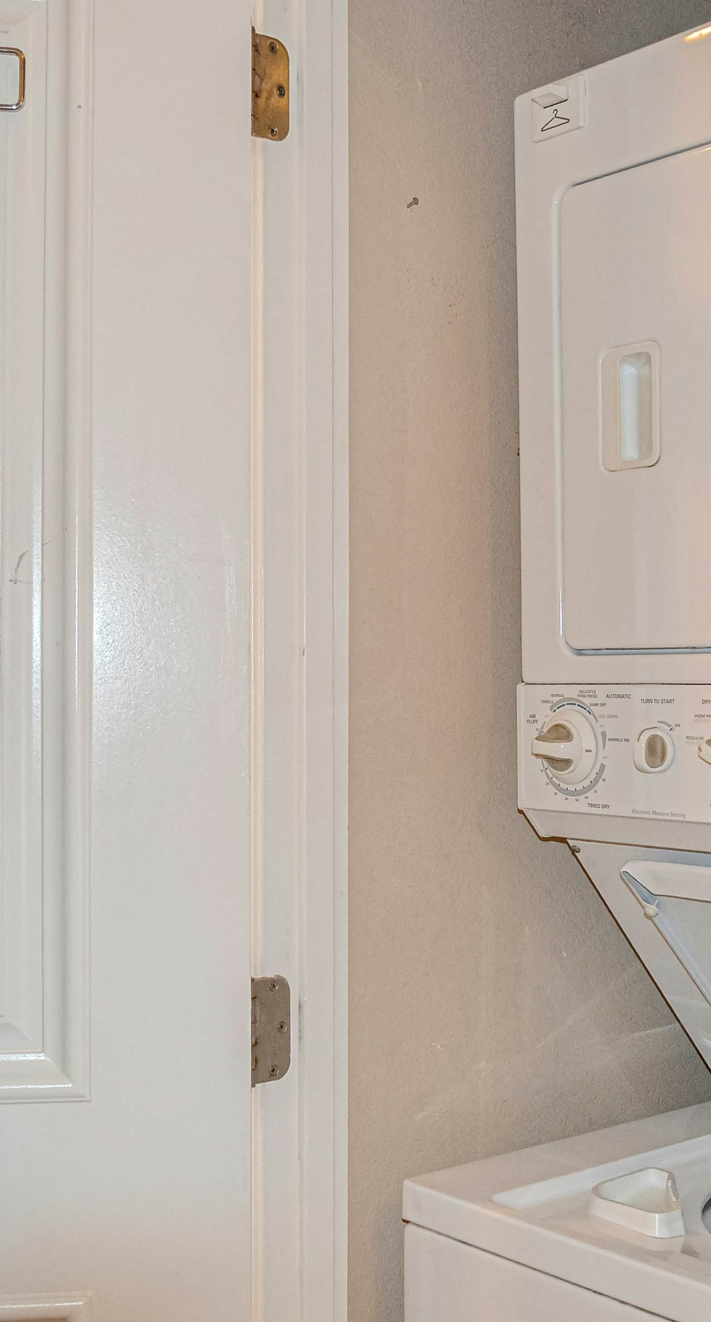 2nd-floor condo near beach with outdoor pool, tennis, balcony, washer&dryer, AC