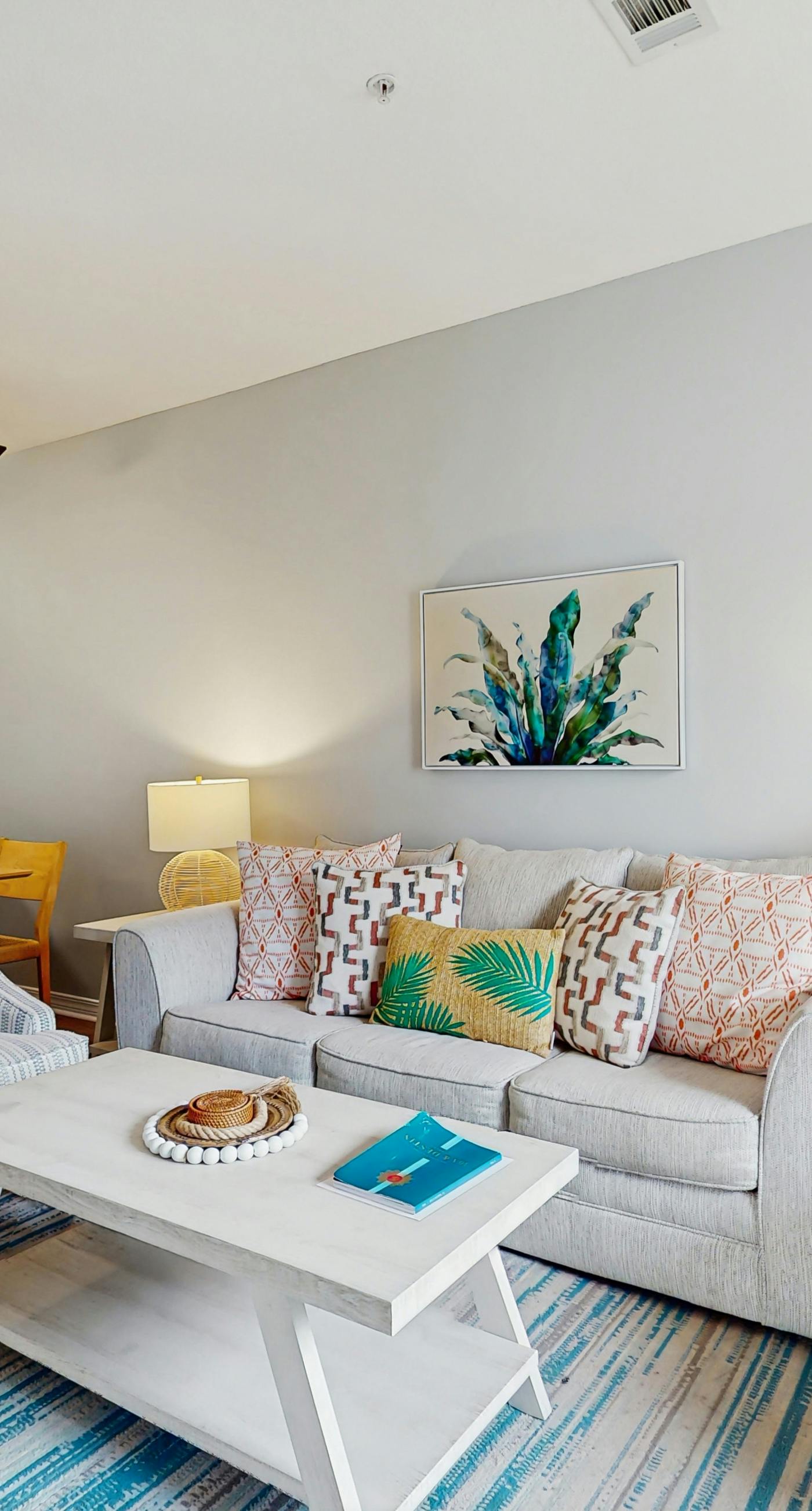 Pool-view condo with private balcony, washer and dryer, Wifi