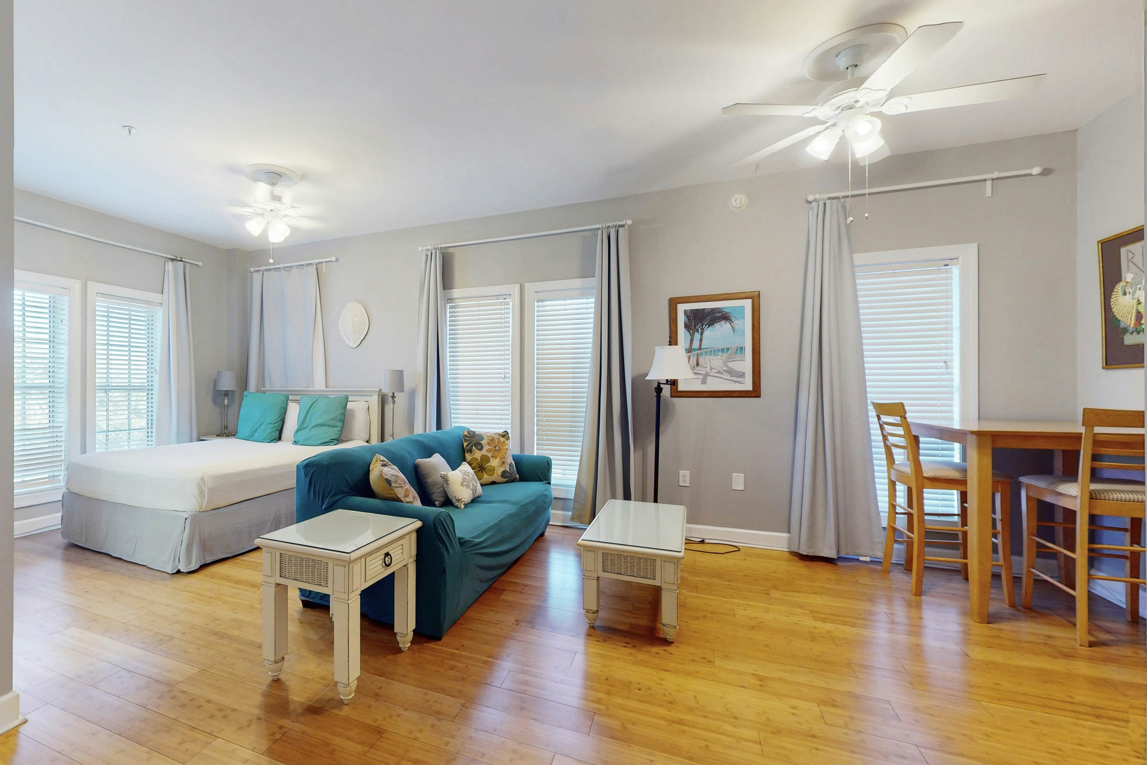 Cozy studio near the beach w/bright interior, shared pool, & prime location