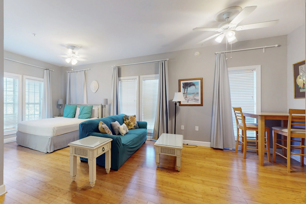 Cozy studio near the beach w/bright interior, shared pool, & prime location