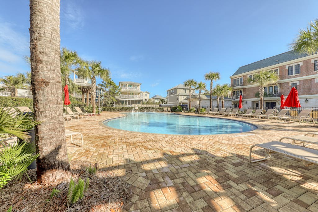 Cozy studio near the beach w/bright interior, shared pool, & prime location