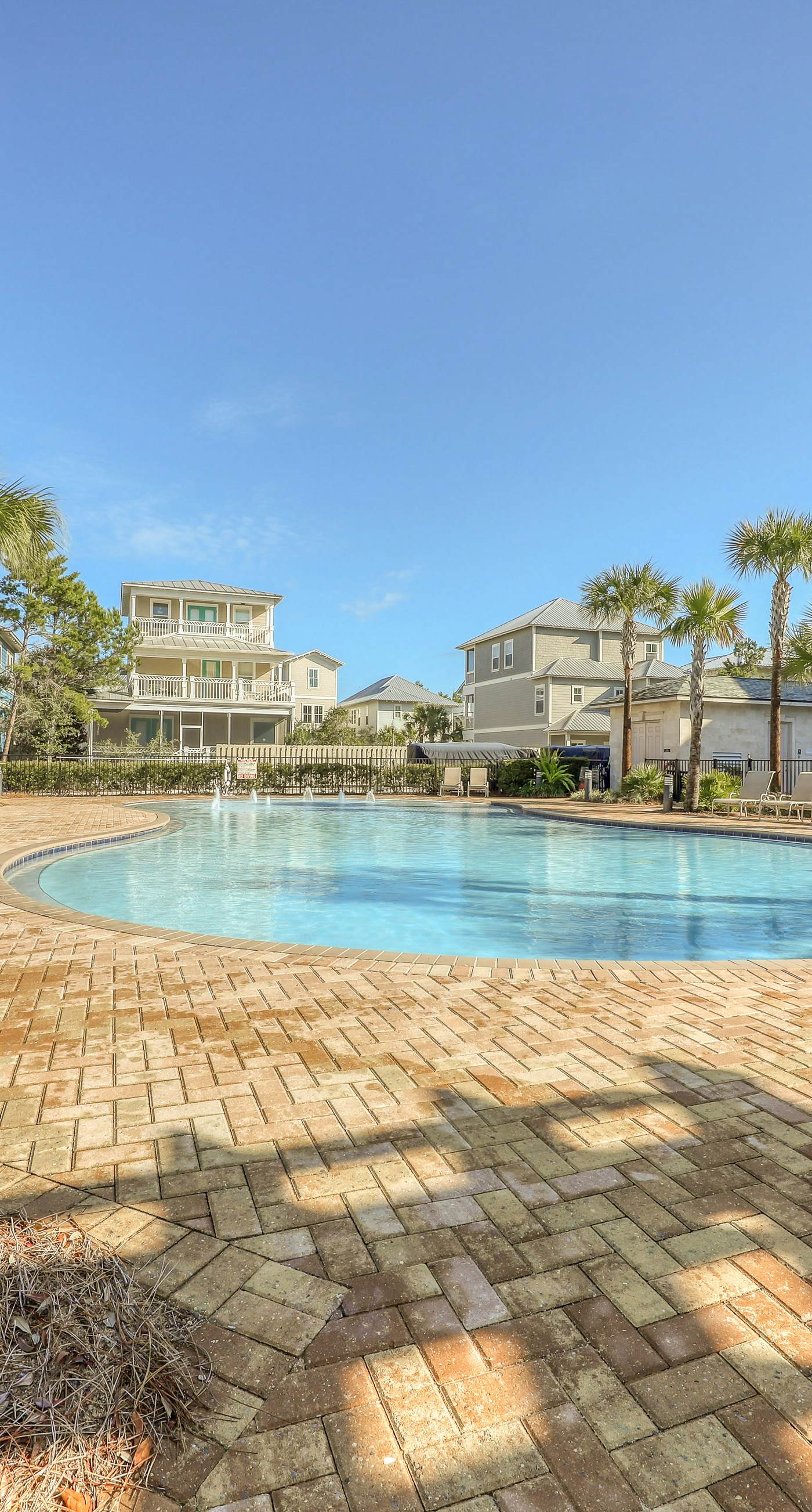 Cozy studio near the beach w/bright interior, shared pool, & prime location