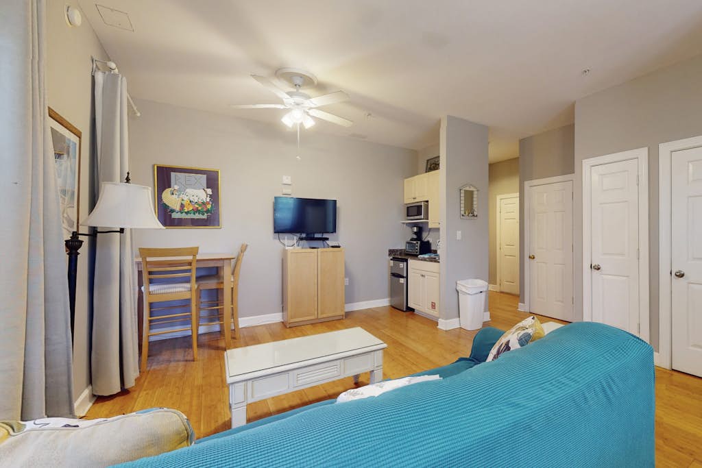 Cozy studio near the beach w/bright interior, shared pool, & prime location