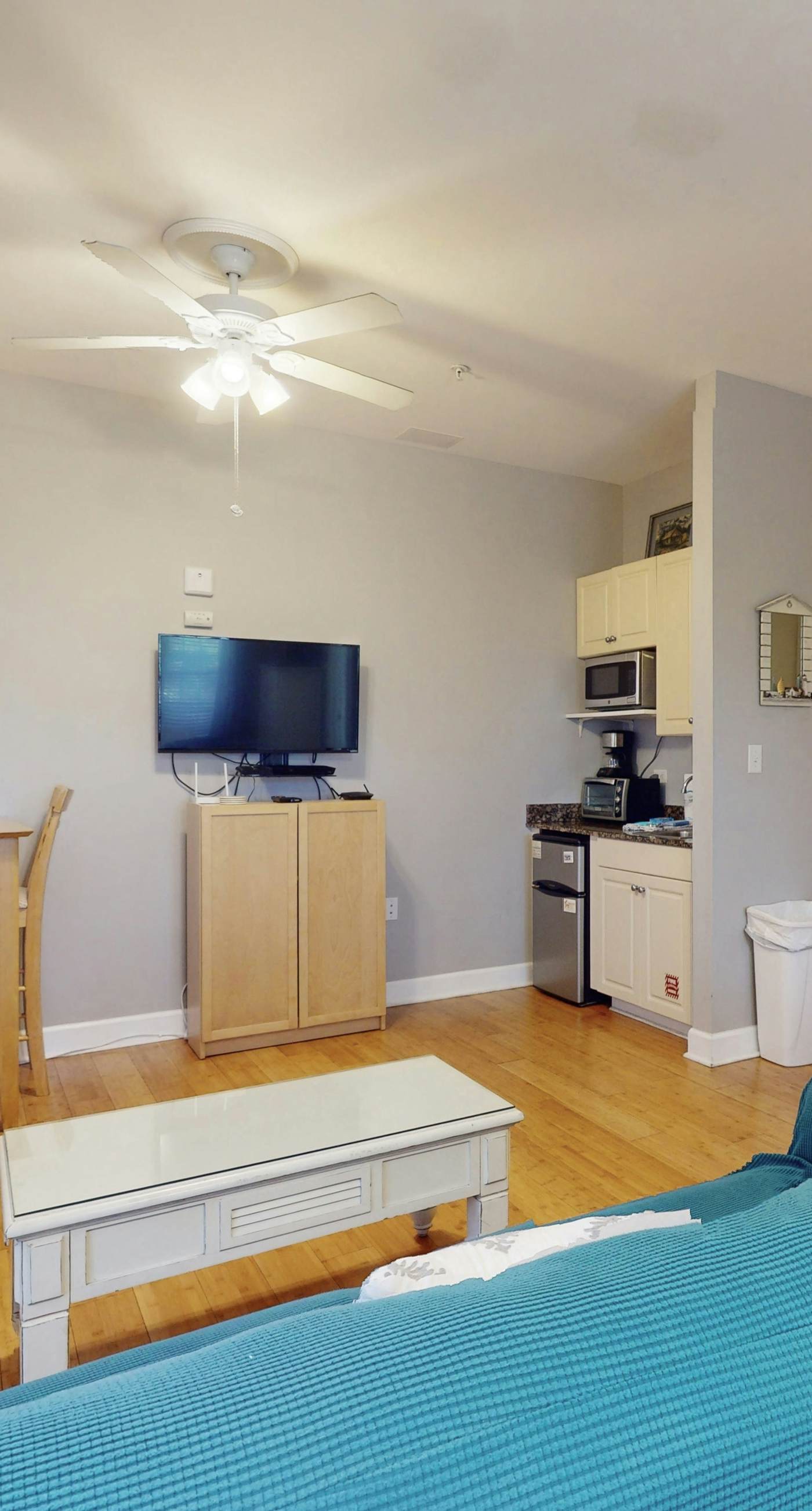 Cozy studio near the beach w/bright interior, shared pool, & prime location