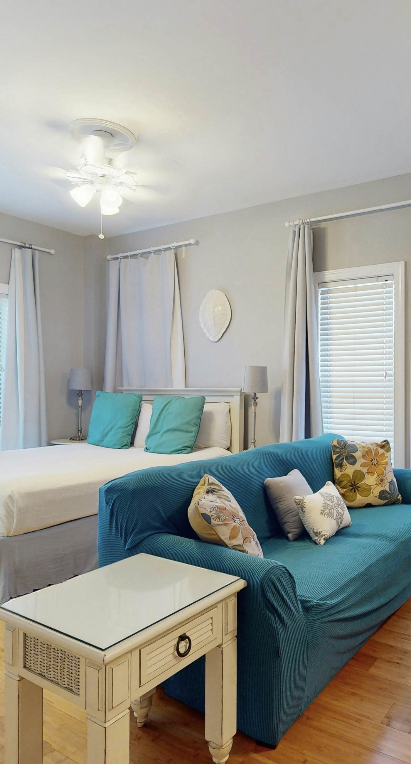 Cozy studio near the beach w/bright interior, shared pool, & prime location