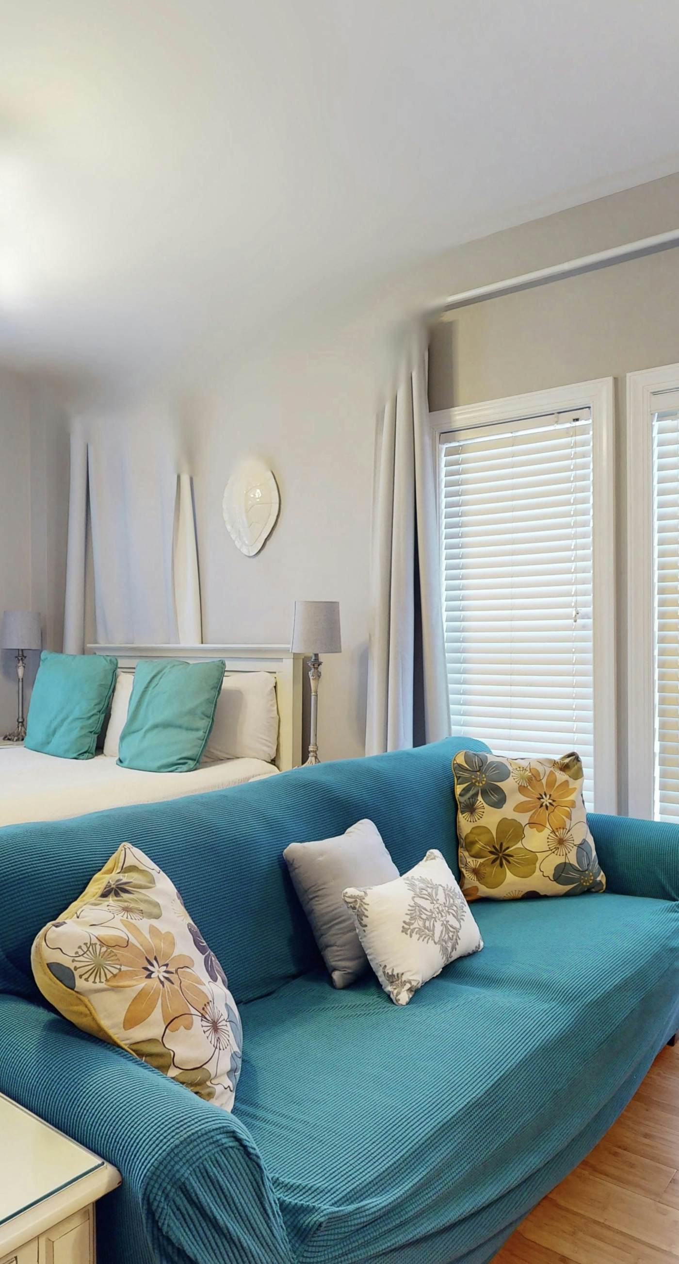 Cozy studio near the beach w/bright interior, shared pool, & prime location