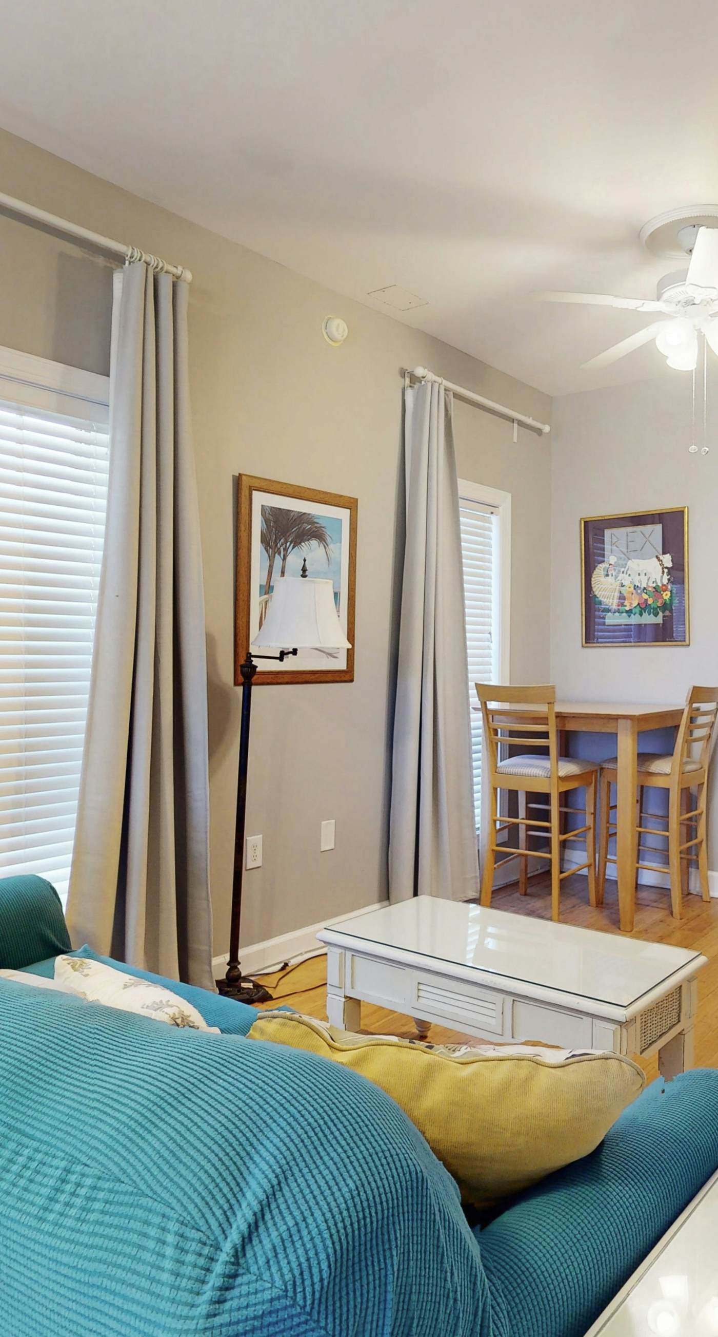 Cozy studio near the beach w/bright interior, shared pool, & prime location