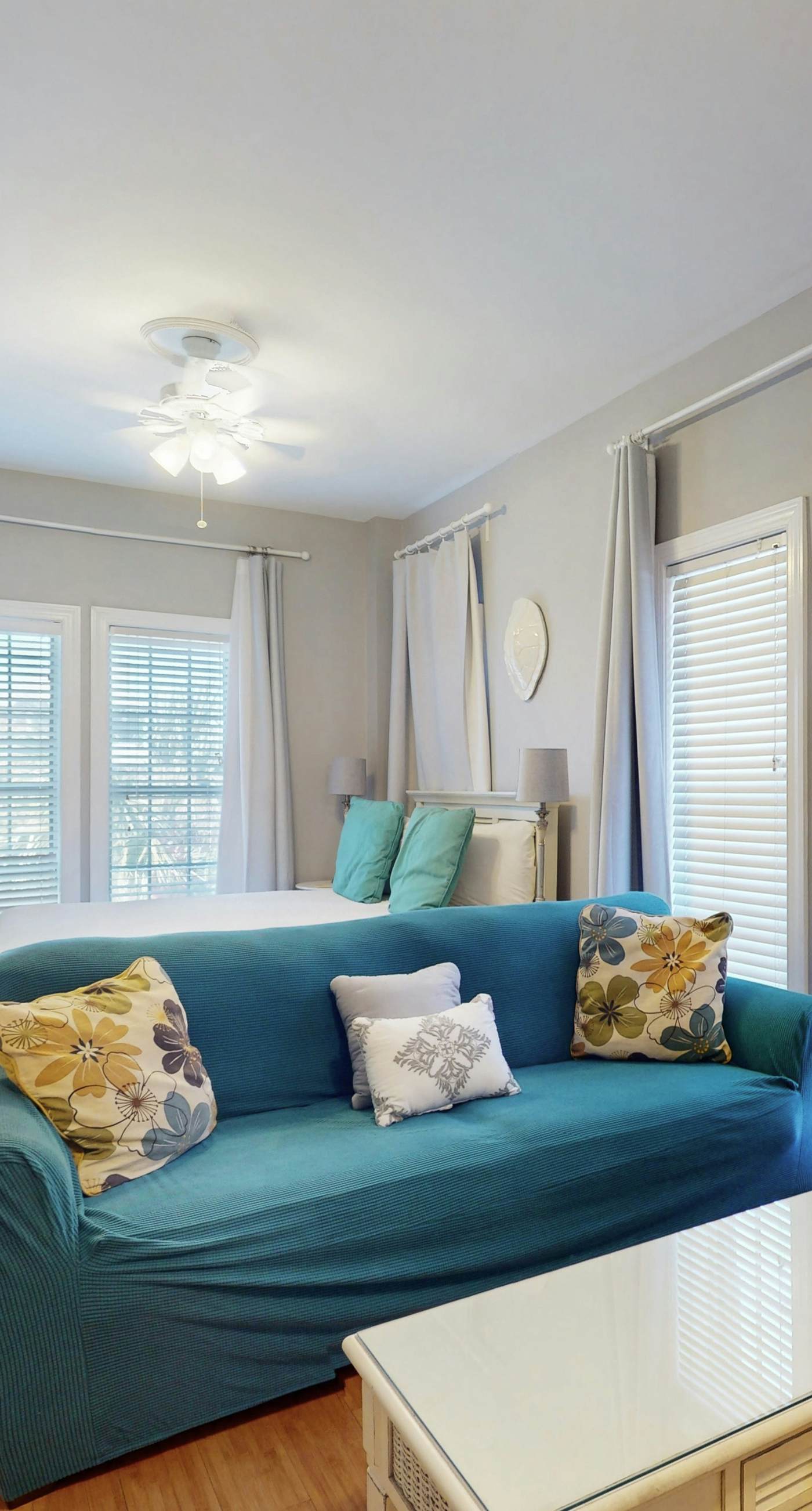 Cozy studio near the beach w/bright interior, shared pool, & prime location