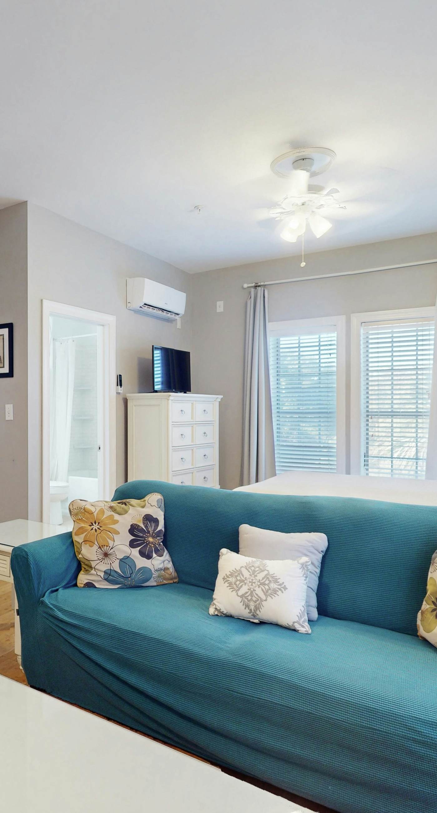 Cozy studio near the beach w/bright interior, shared pool, & prime location