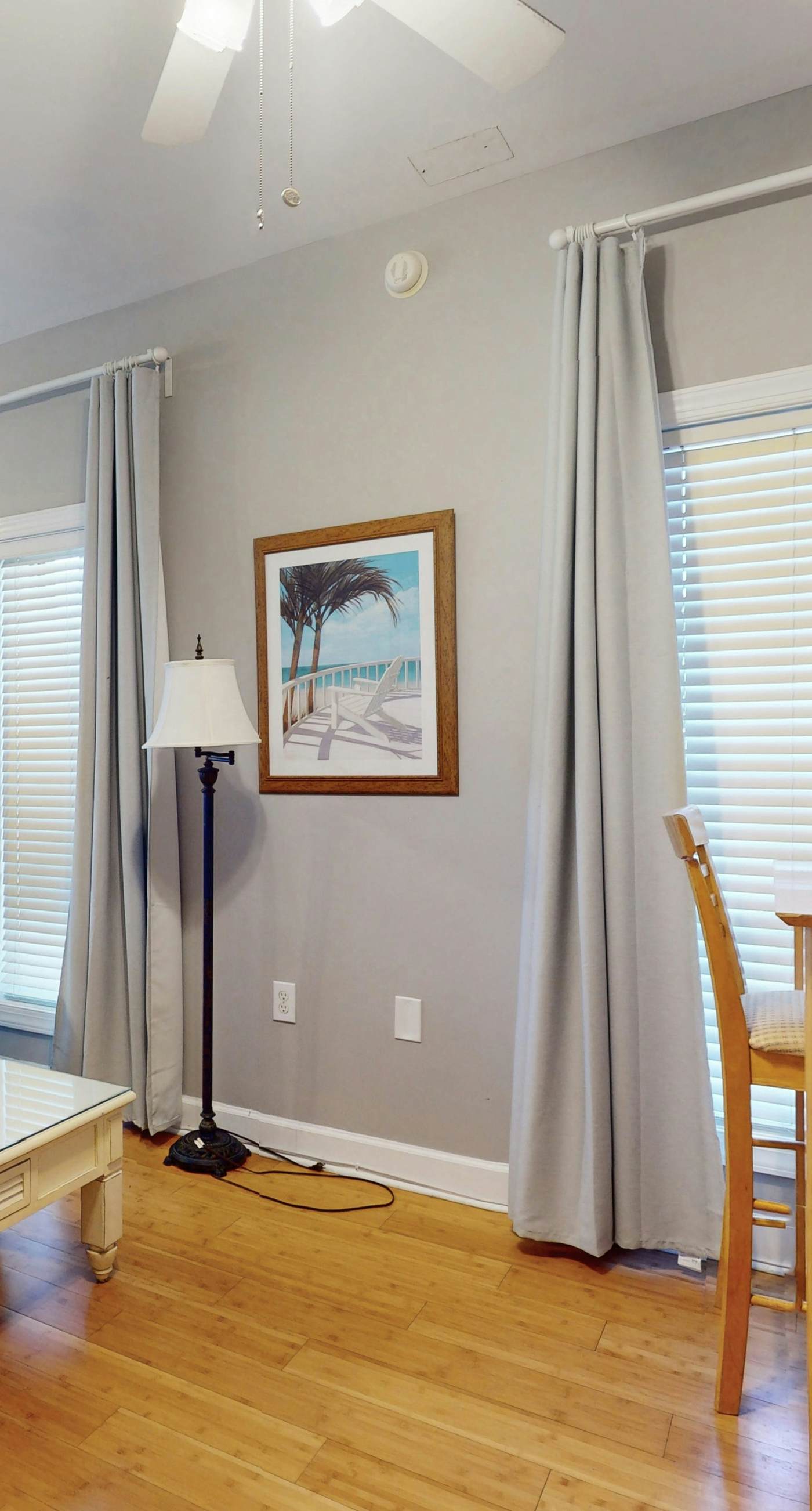 Cozy studio near the beach w/bright interior, shared pool, & prime location