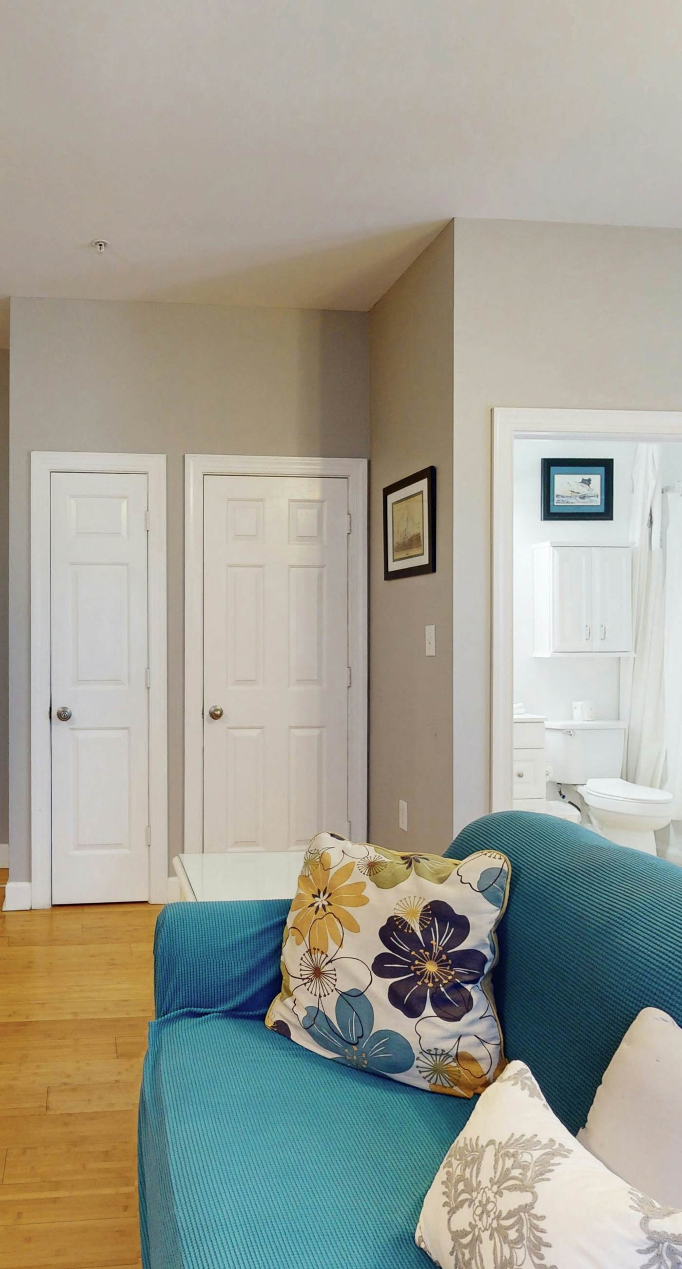 Cozy studio near the beach w/bright interior, shared pool, & prime location