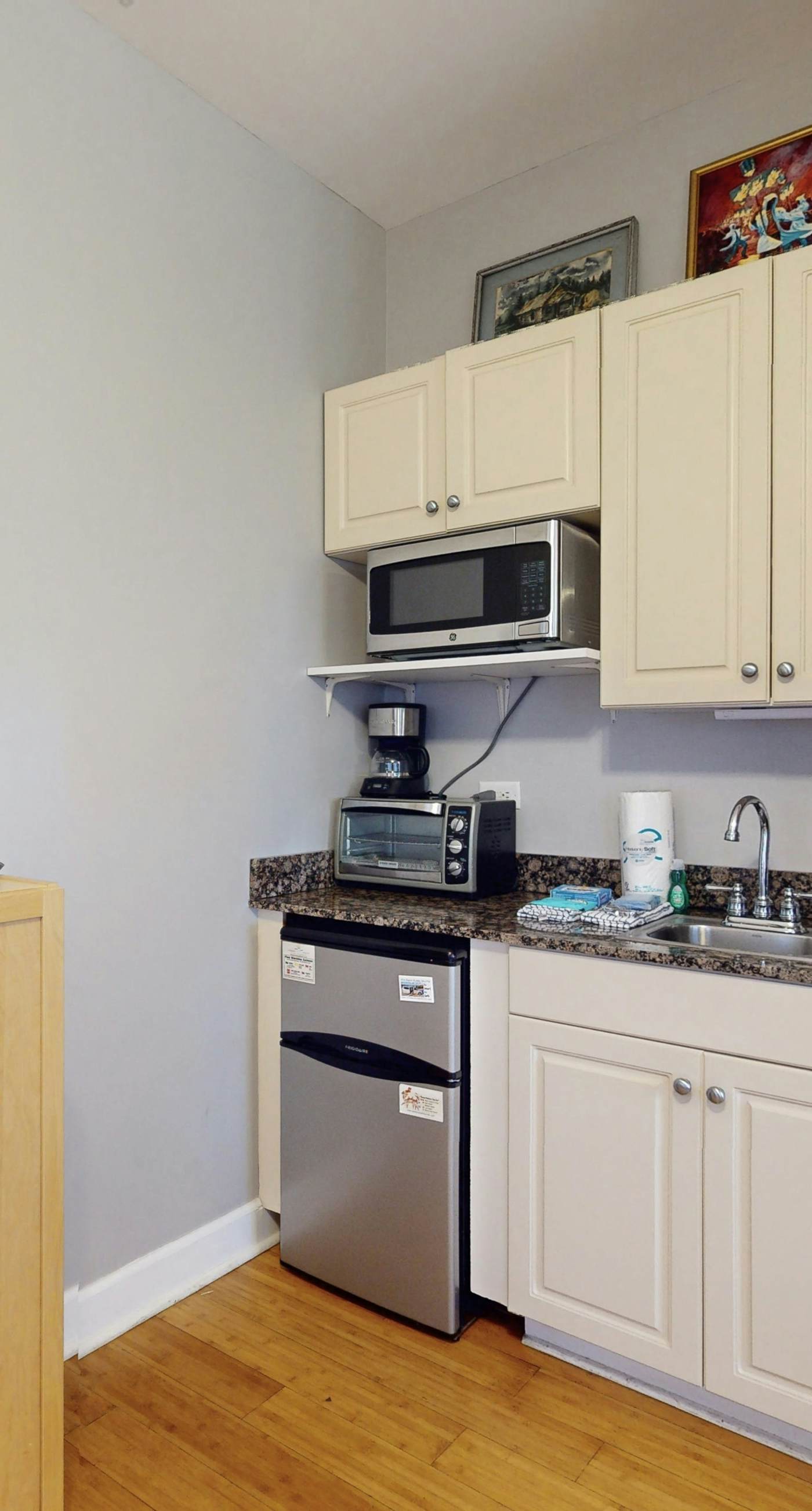 Cozy studio near the beach w/bright interior, shared pool, & prime location