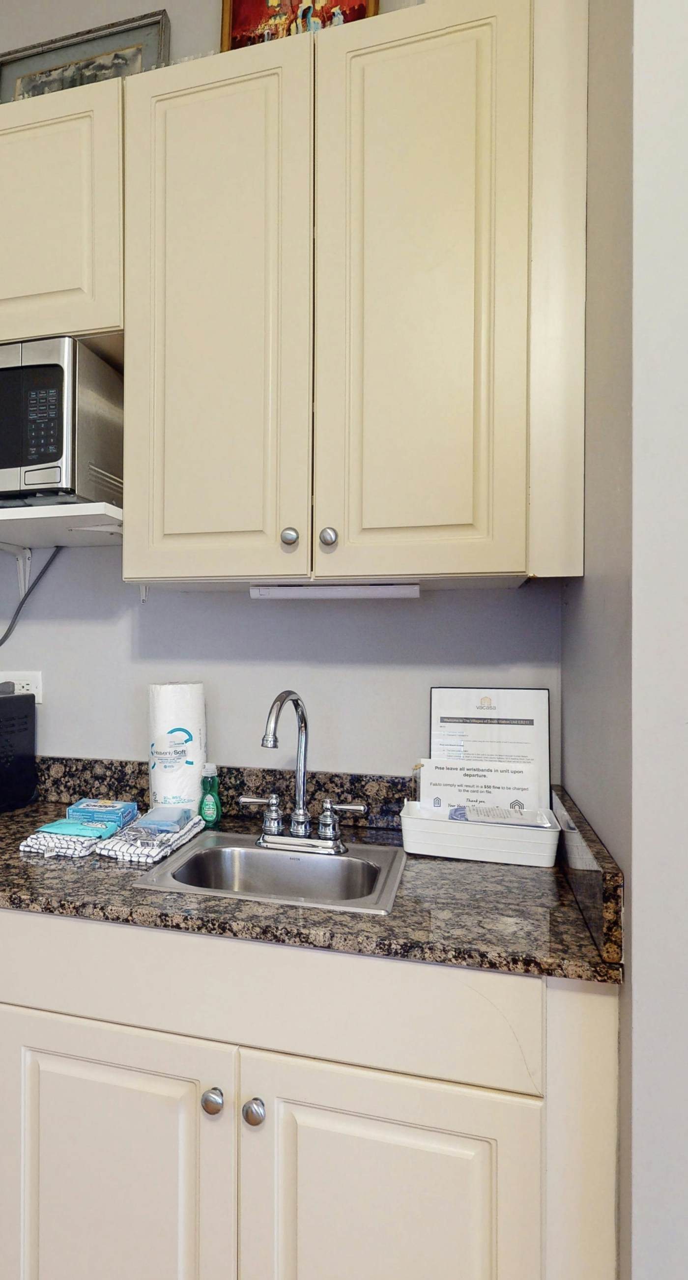 Cozy studio near the beach w/bright interior, shared pool, & prime location