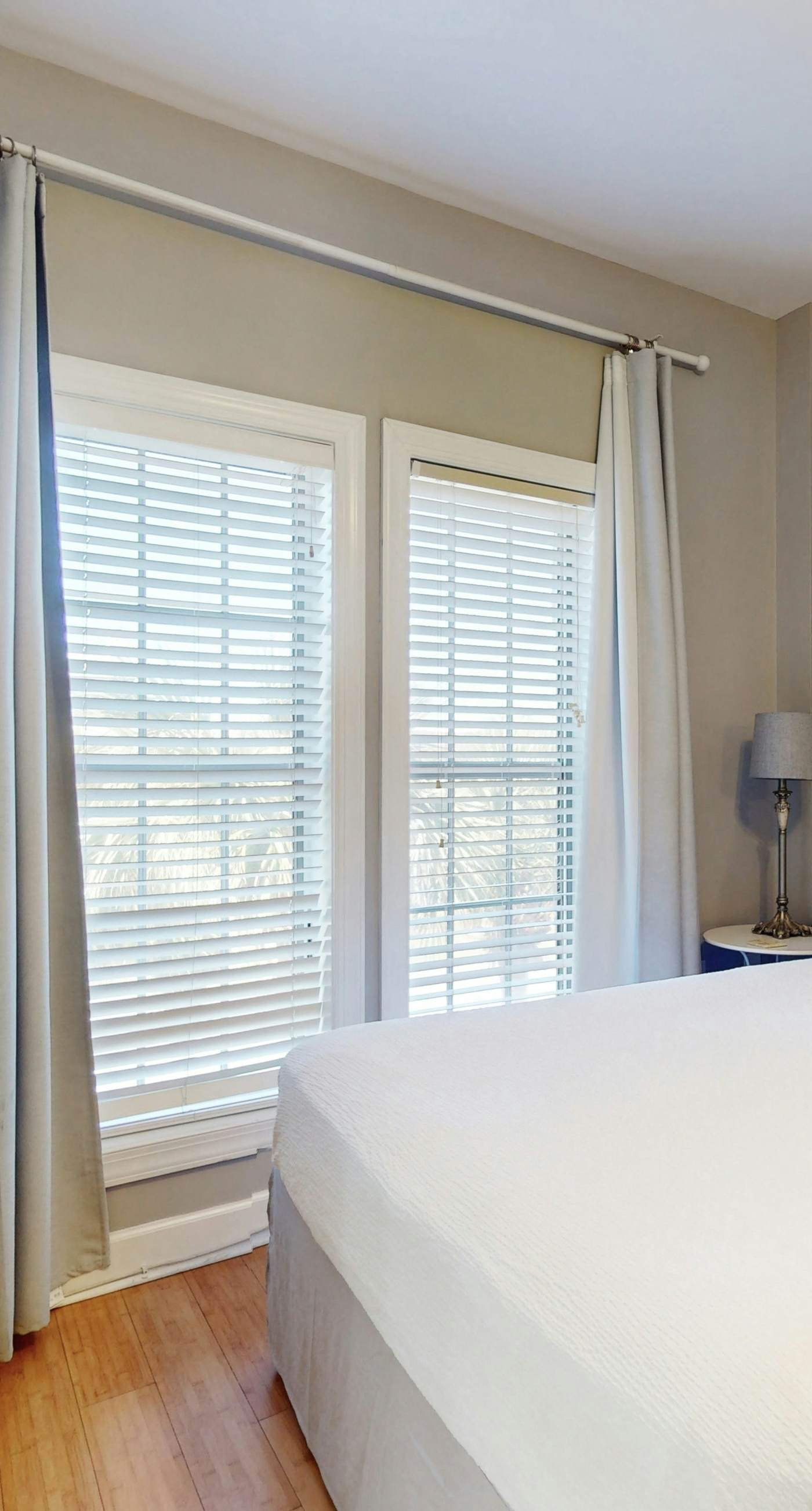 Cozy studio near the beach w/bright interior, shared pool, & prime location