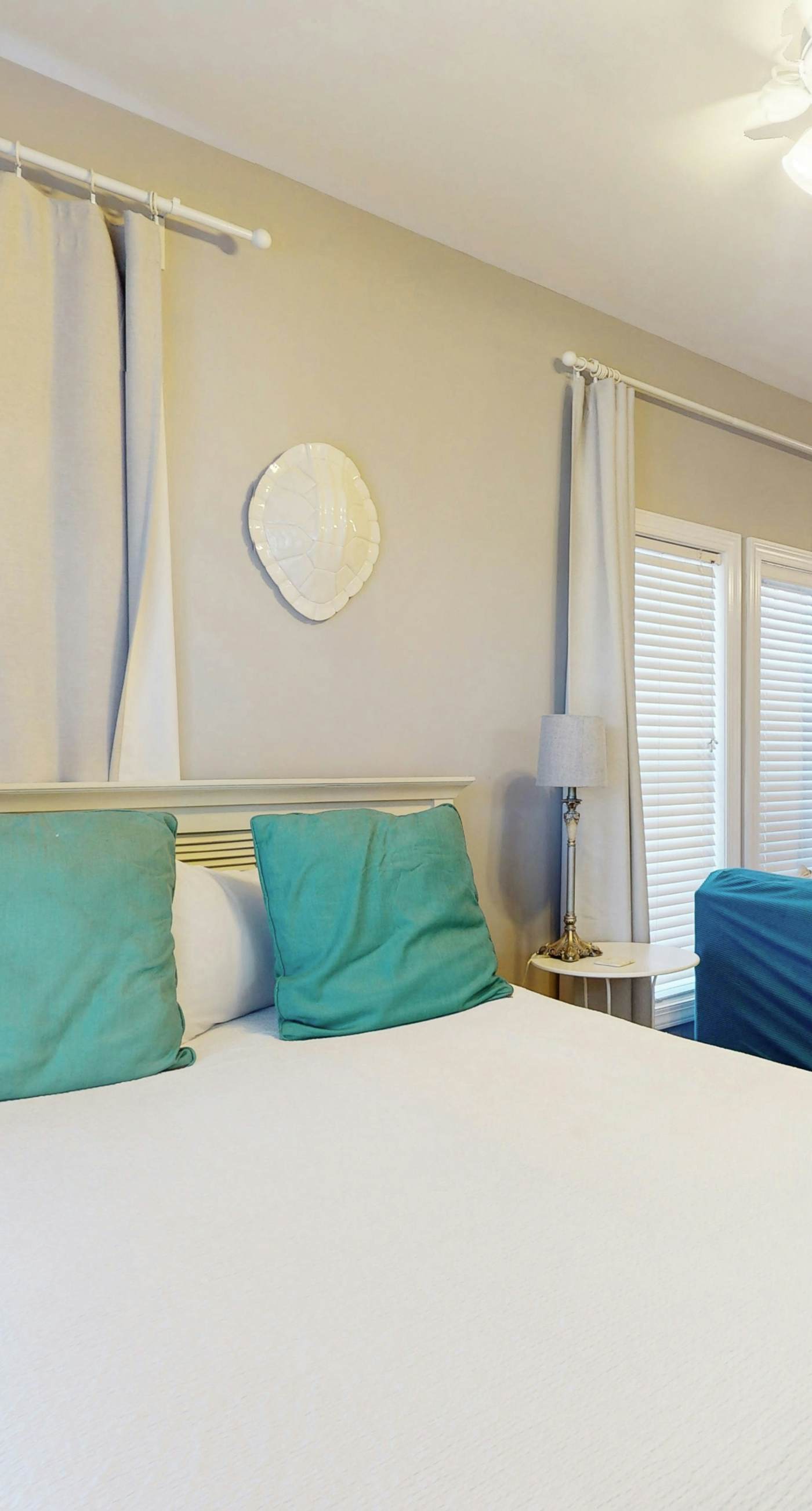 Cozy studio near the beach w/bright interior, shared pool, & prime location