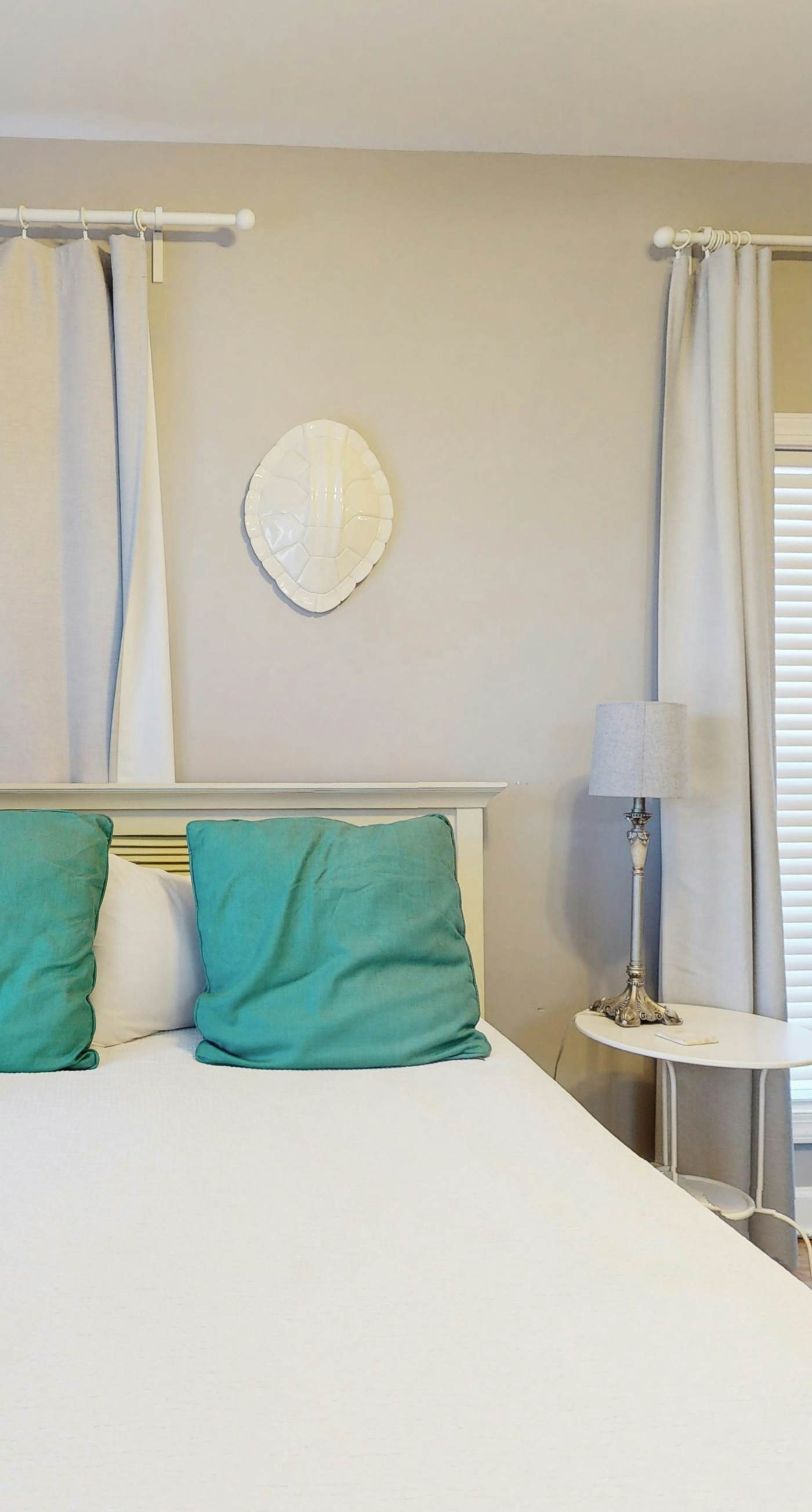 Cozy studio near the beach w/bright interior, shared pool, & prime location