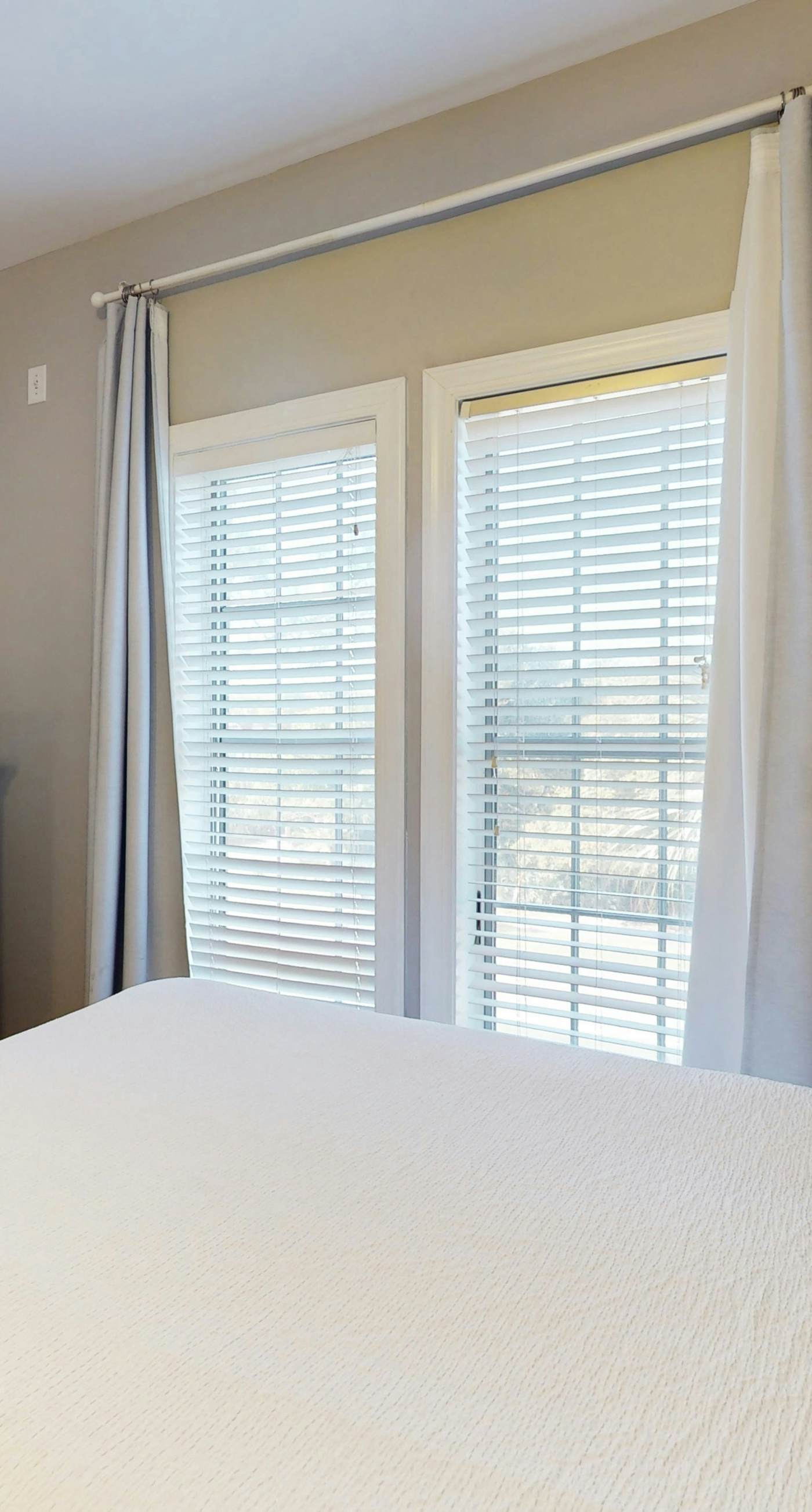 Cozy studio near the beach w/bright interior, shared pool, & prime location