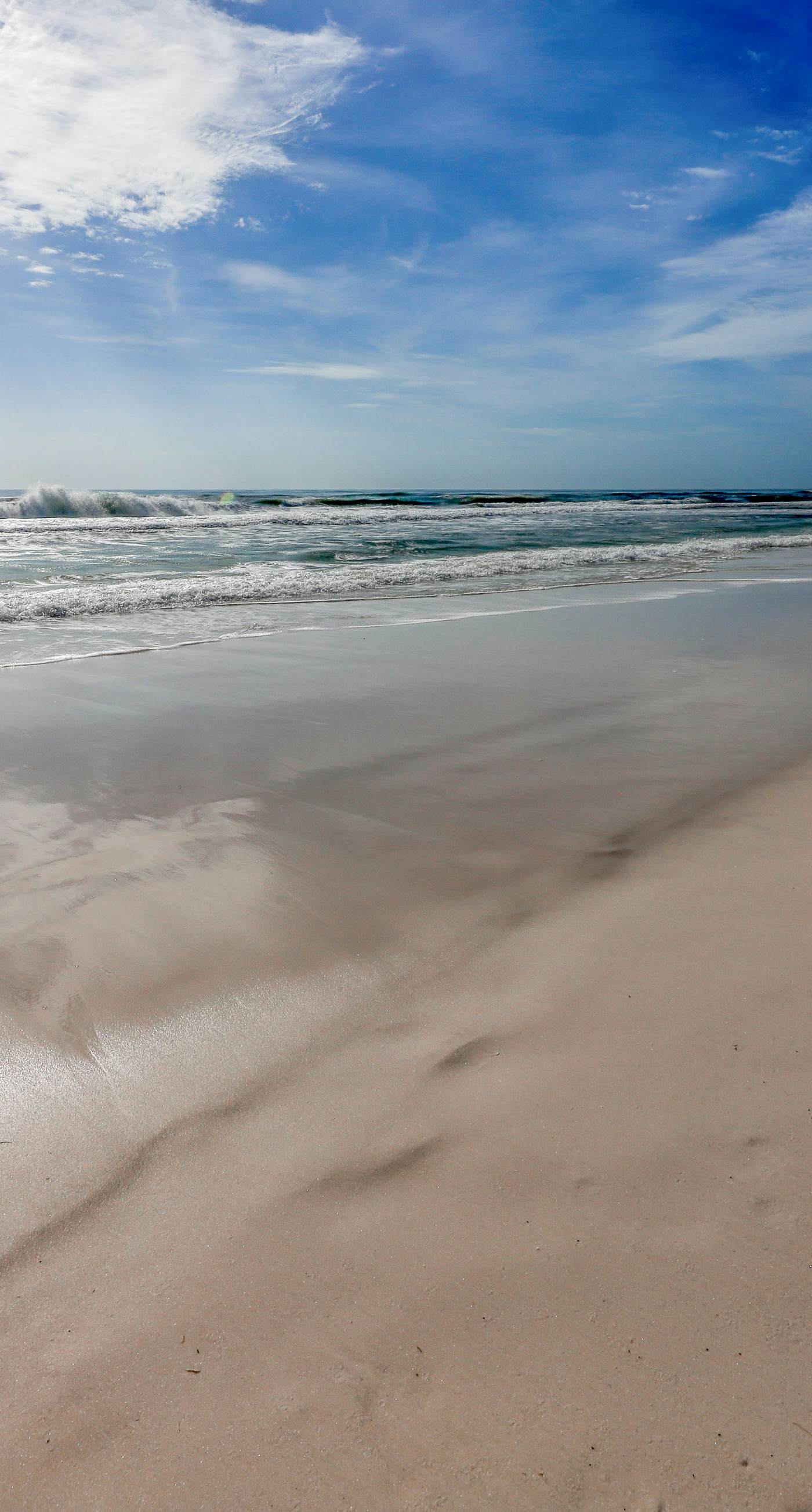 Cozy studio near the beach w/bright interior, shared pool, & prime location