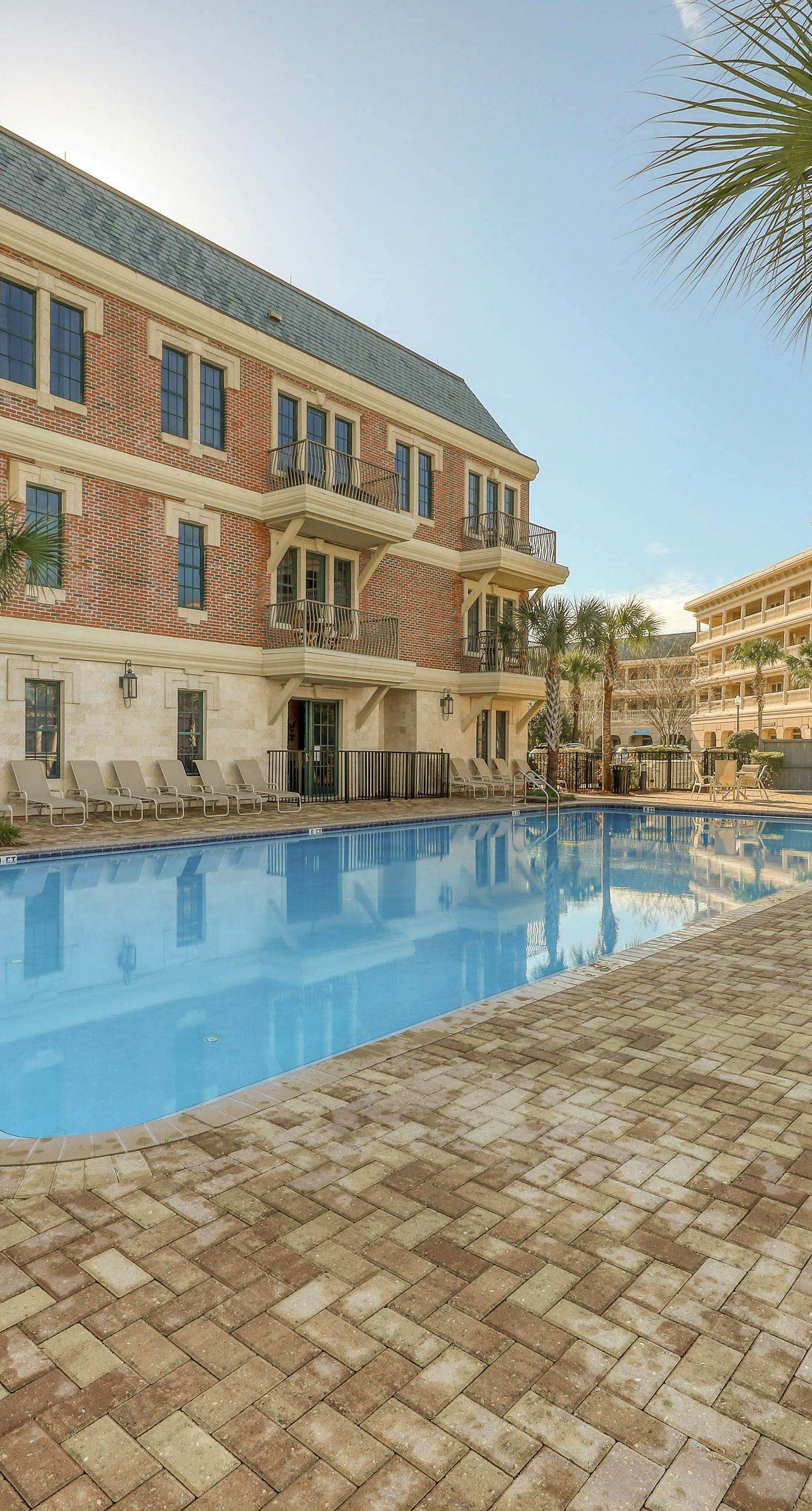 Cozy studio near the beach w/bright interior, shared pool, & prime location