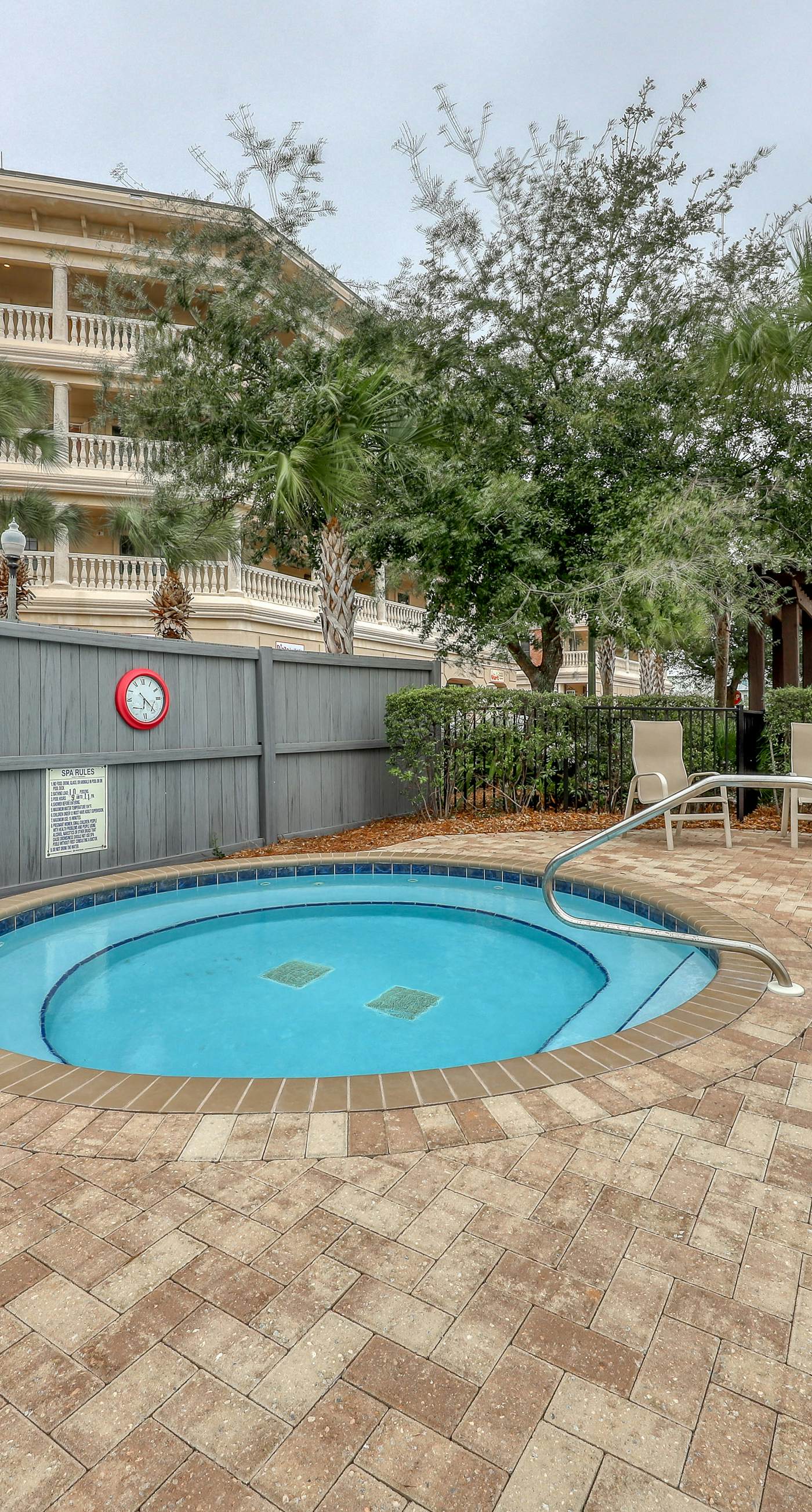 Cozy studio near the beach w/bright interior, shared pool, & prime location