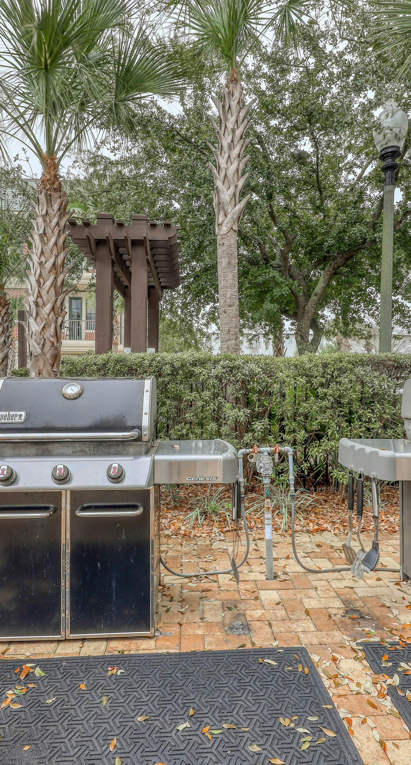 Cozy studio near the beach w/bright interior, shared pool, & prime location