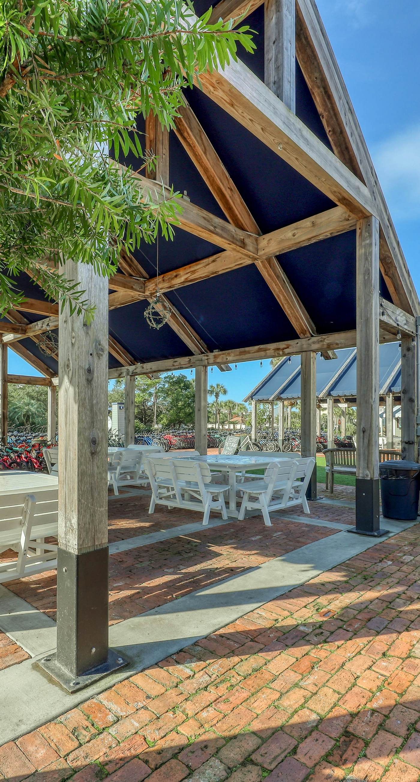 Cozy studio near the beach w/bright interior, shared pool, & prime location