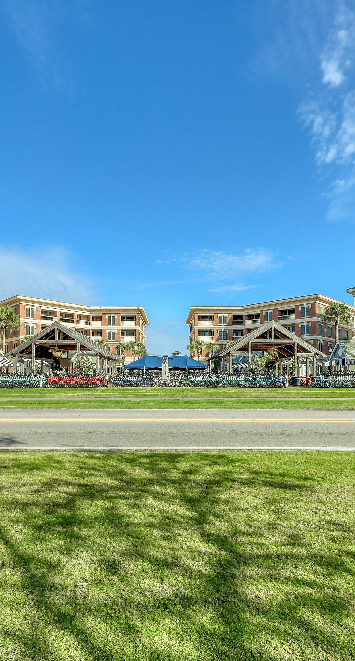 Cozy studio near the beach w/bright interior, shared pool, & prime location