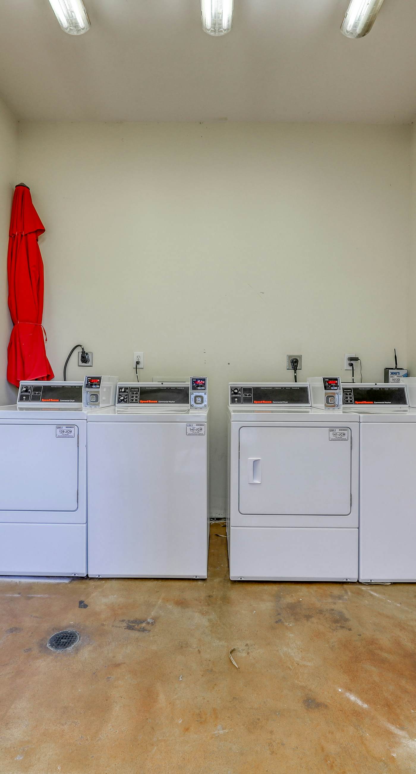 Cozy studio near the beach w/bright interior, shared pool, & prime location