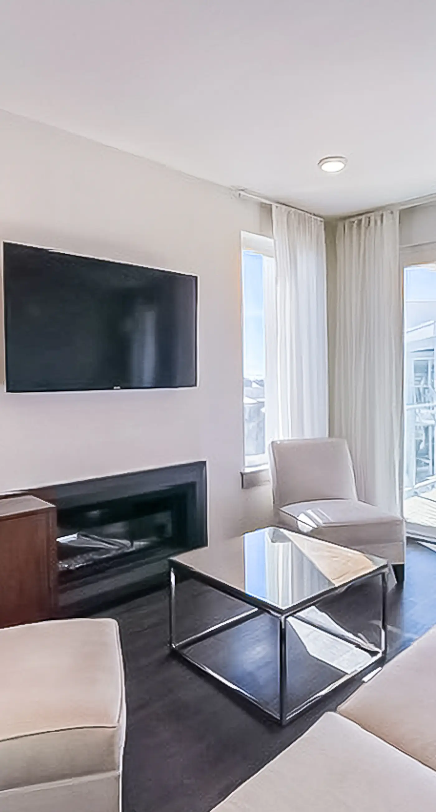 Pool-view condo with on-site pool, hot tub, roof deck, gym, & balcony