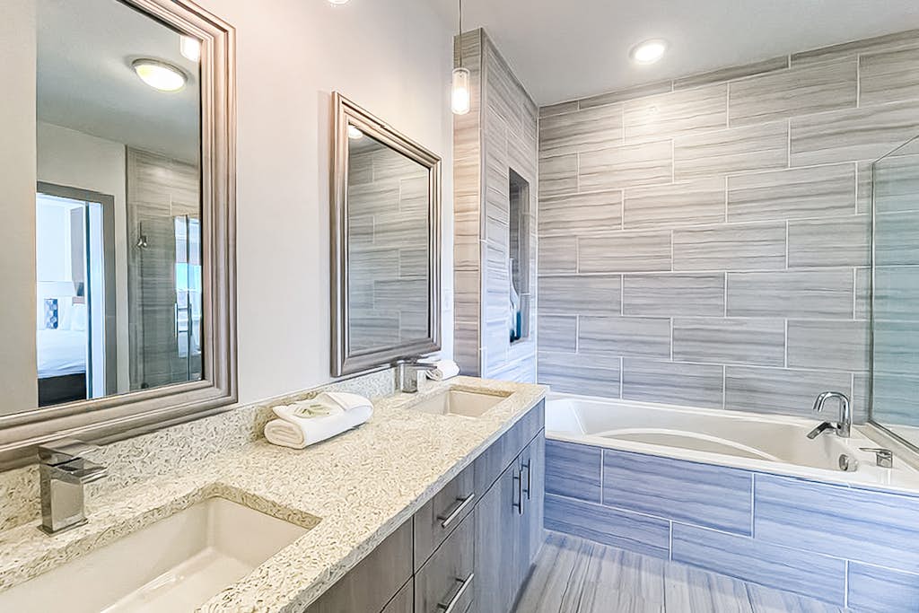 Pool-view condo with on-site pool, hot tub, roof deck, gym, & balcony