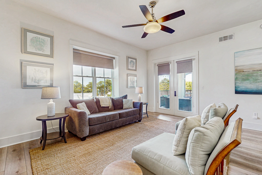 Fourth-floor corner condo with Big Redfish lake view, pool & washer/dryer