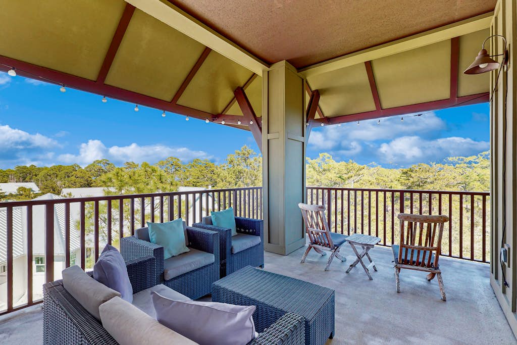 Fourth-floor corner condo with Big Redfish lake view, pool & washer/dryer