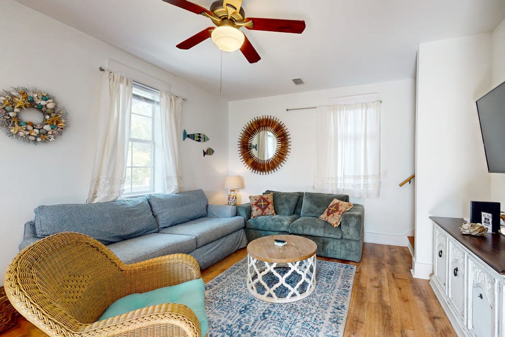 Dog-friendly bungalow with on-site pool, hot tub, free WiFi, and washer&dryer
