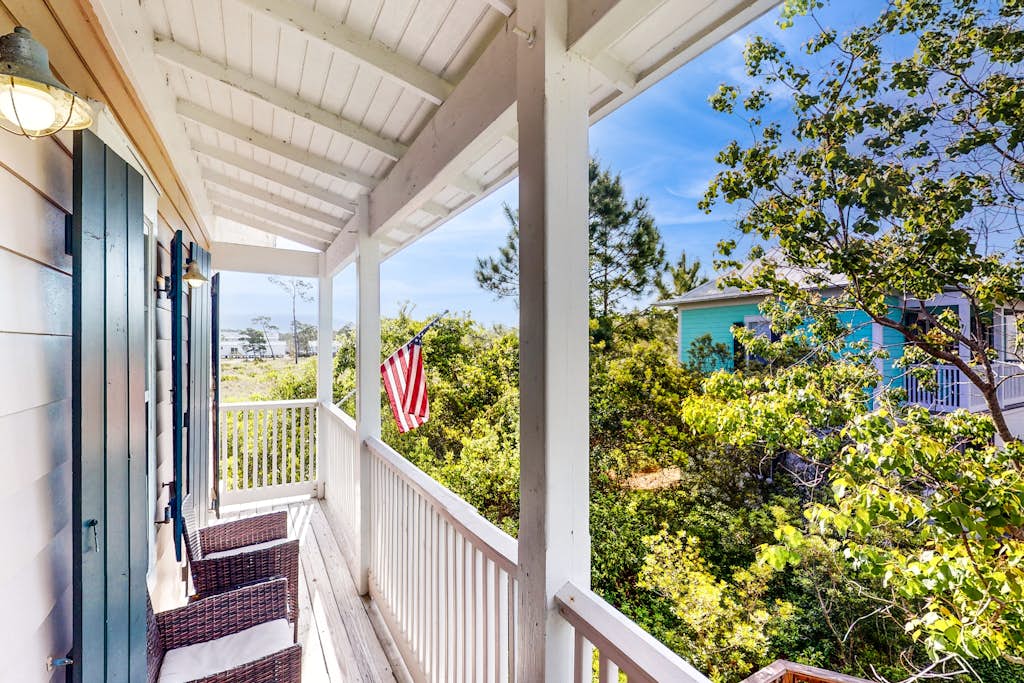 Dog-friendly bungalow with on-site pool, hot tub, free WiFi, and washer&dryer