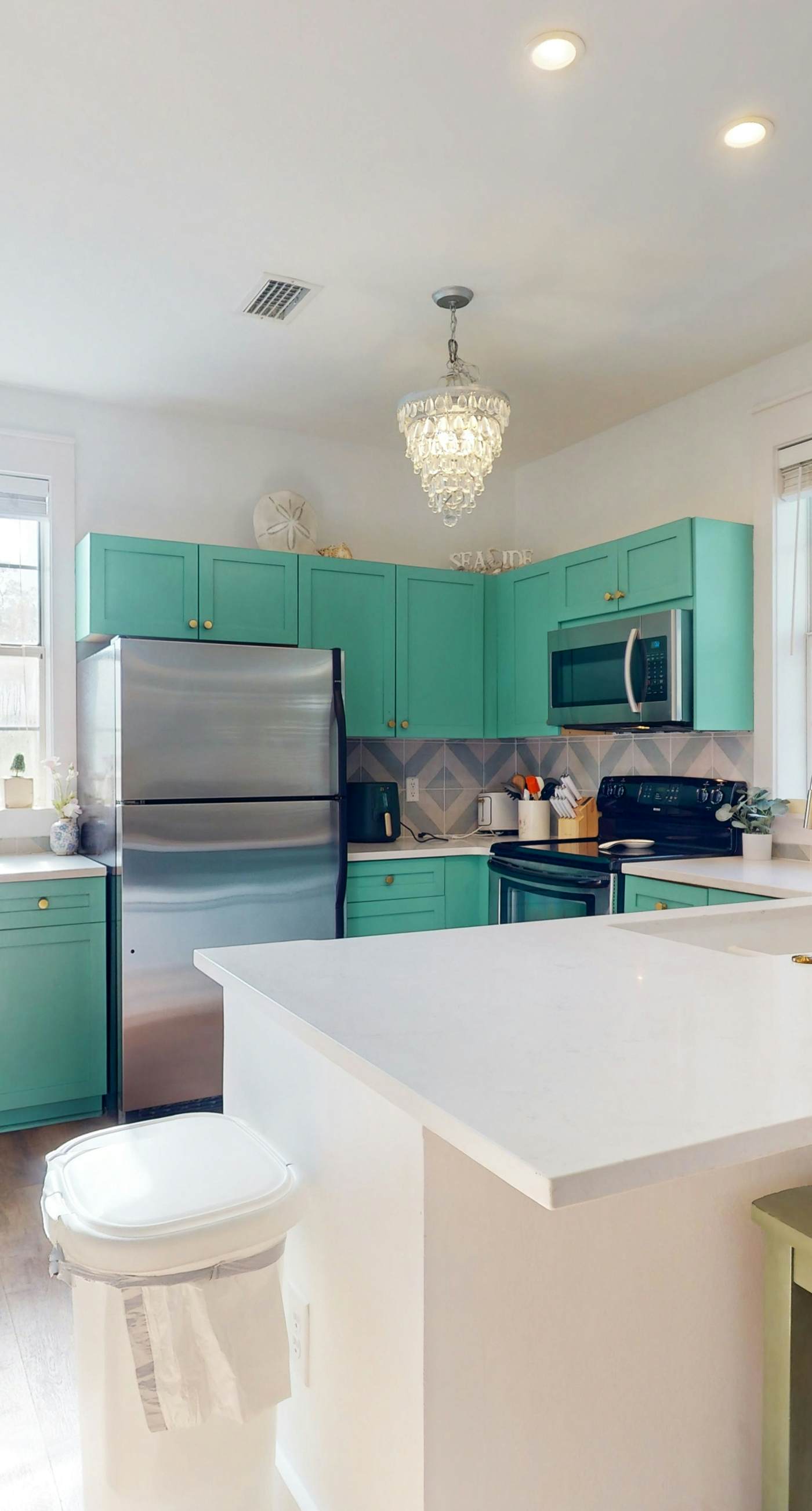 Dog-friendly bungalow with on-site pool, hot tub, free WiFi, and washer&dryer