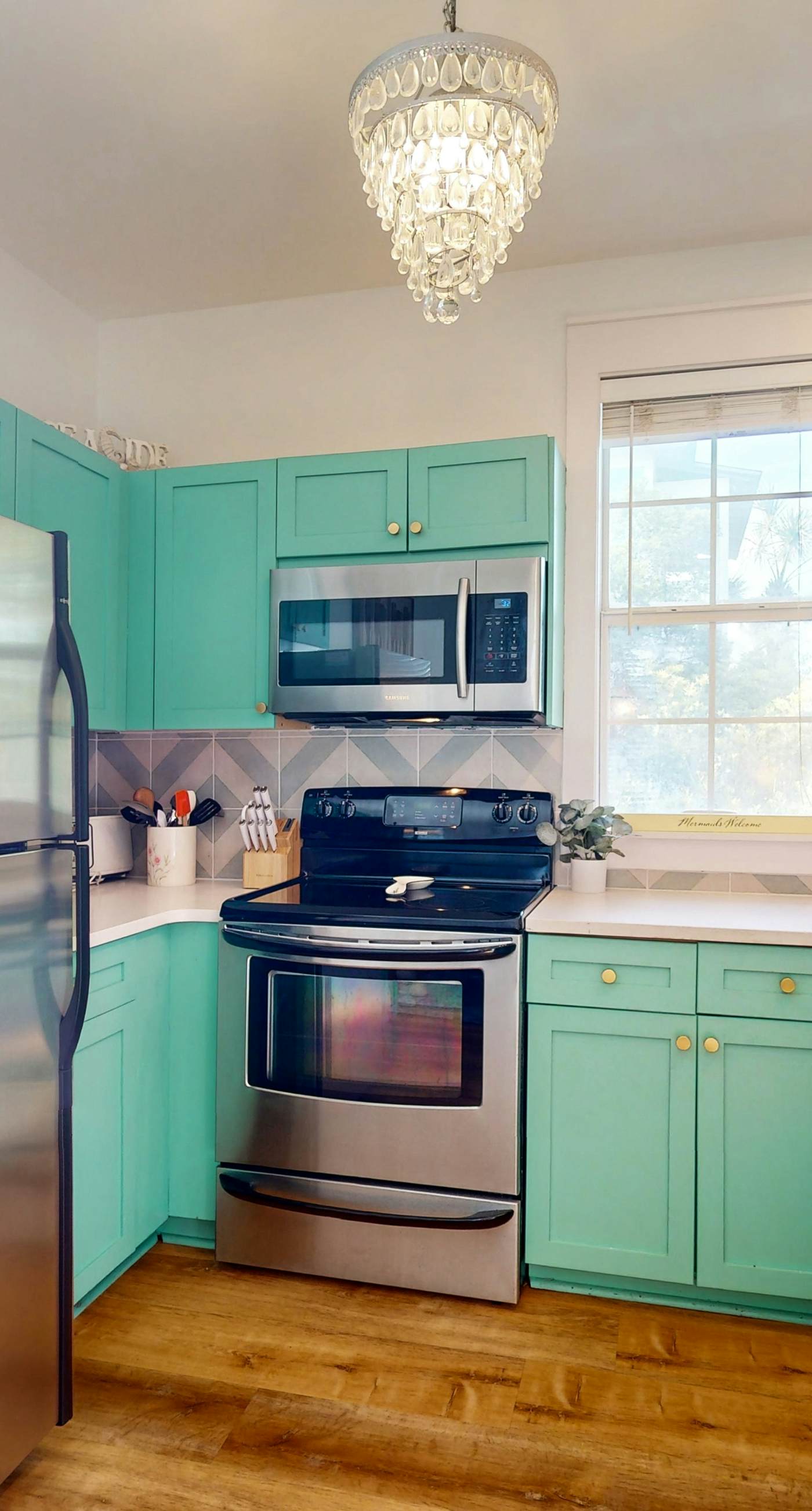 Dog-friendly bungalow with on-site pool, hot tub, free WiFi, and washer&dryer