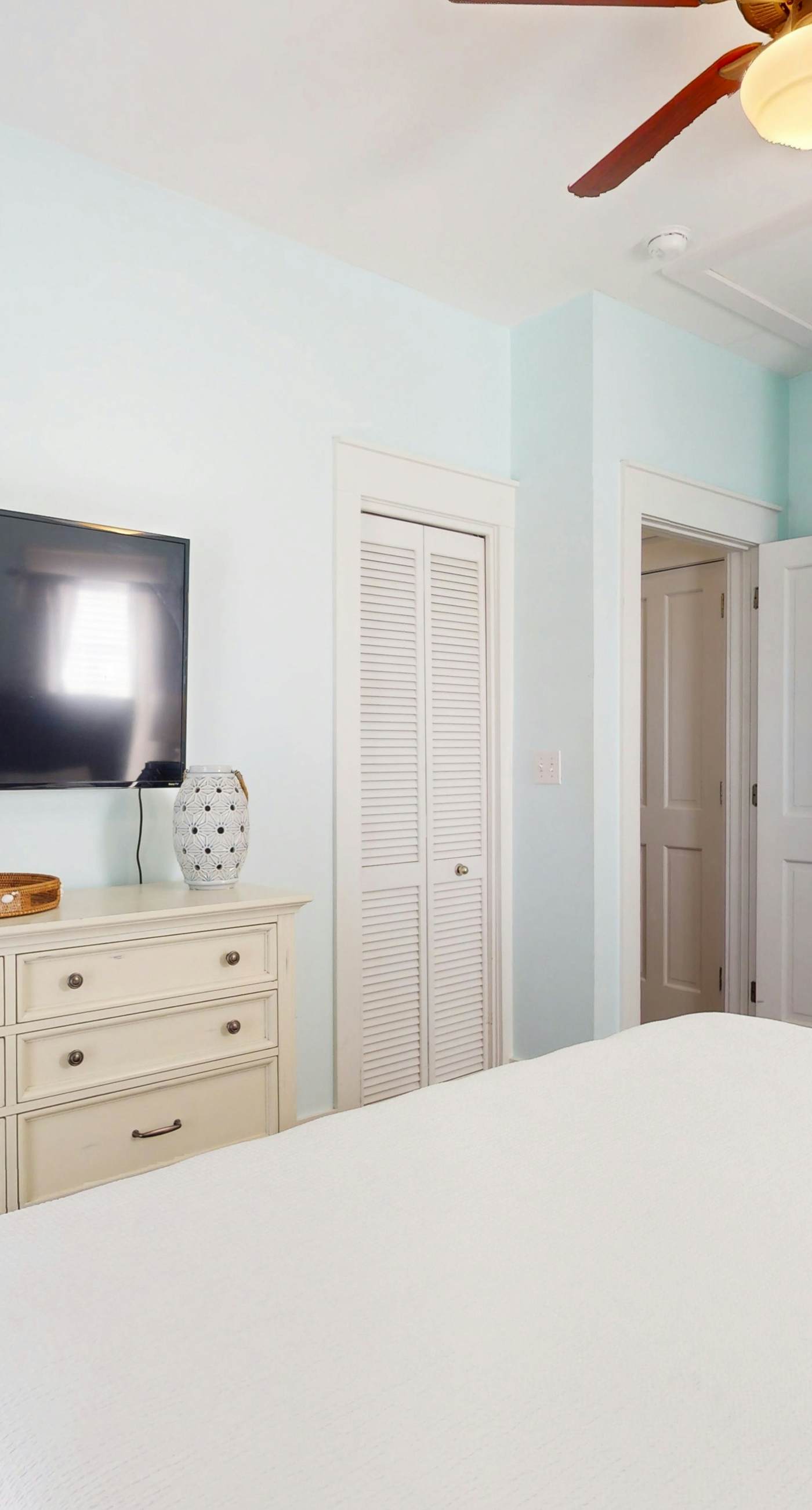 Dog-friendly bungalow with on-site pool, hot tub, free WiFi, and washer&dryer