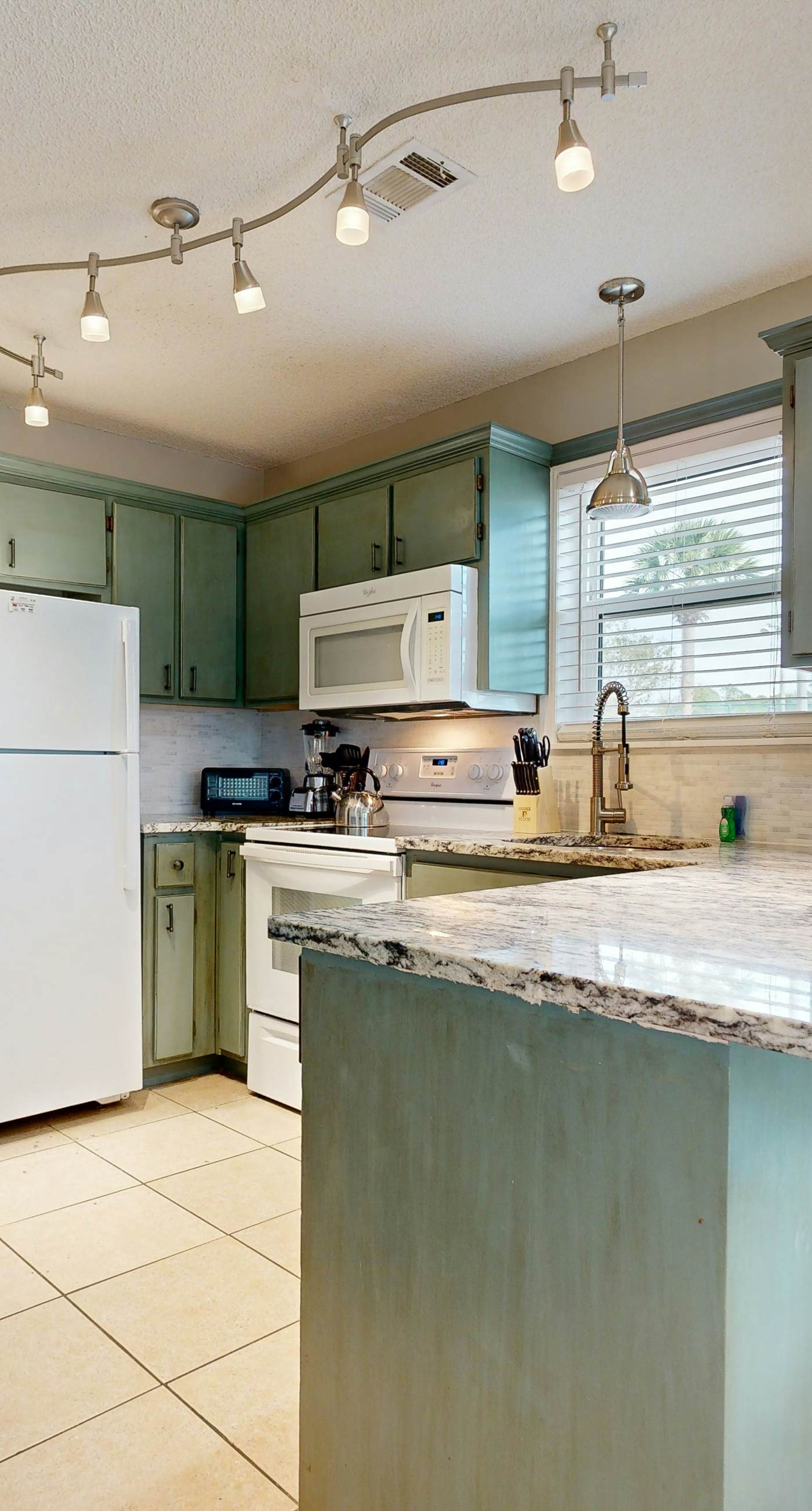 Beachside Villas | 1st Floor Condo | 6-min Walk to Beach | Pools