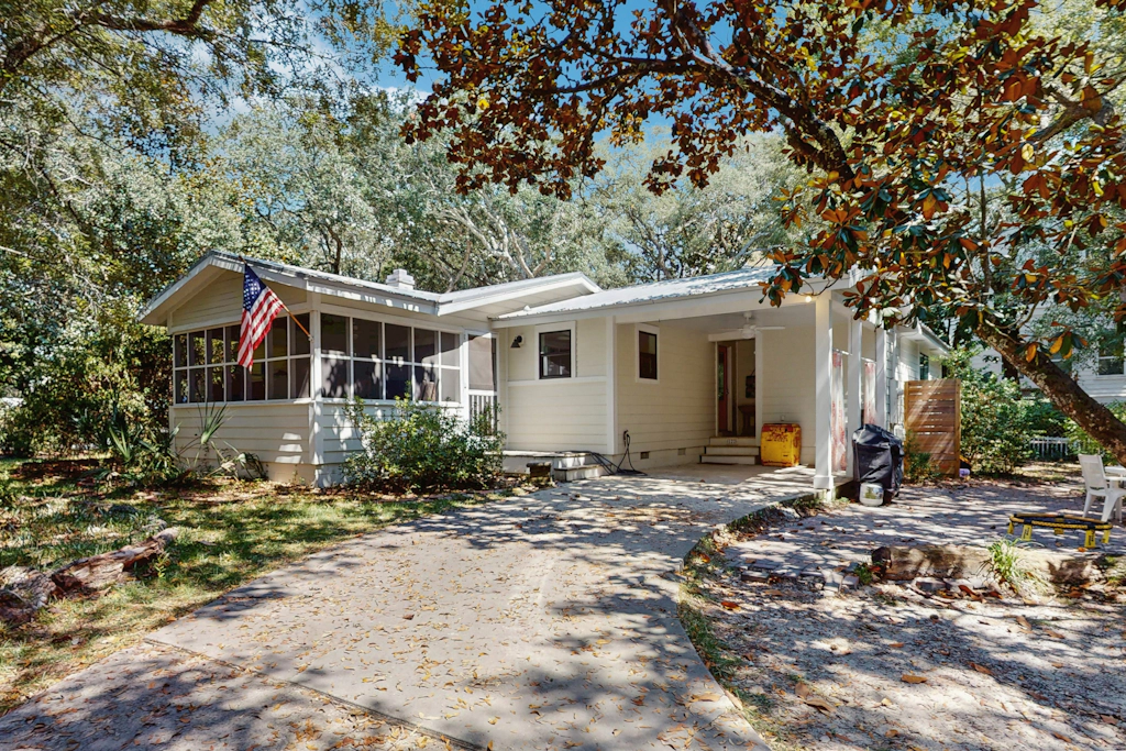Family-friendly home near the ocean close to seaside, free WiFi, central A/C, & cable