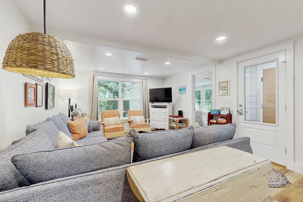 Family-friendly home near the ocean close to seaside, free WiFi, central A/C, & cable