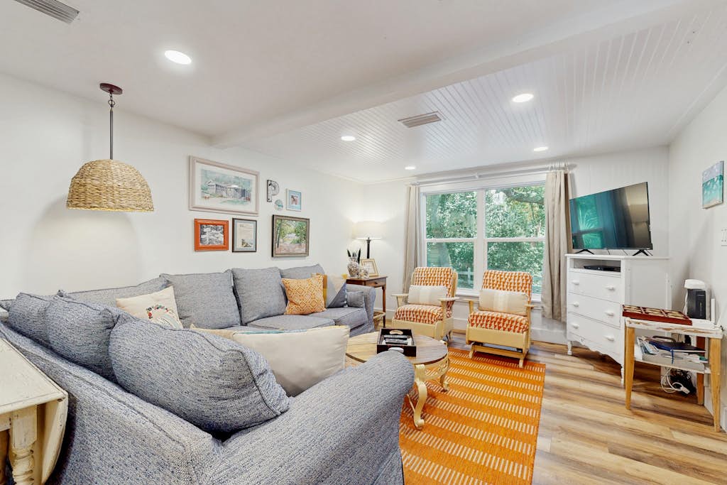 Family-friendly home near the ocean close to seaside, free WiFi, central A/C, & cable